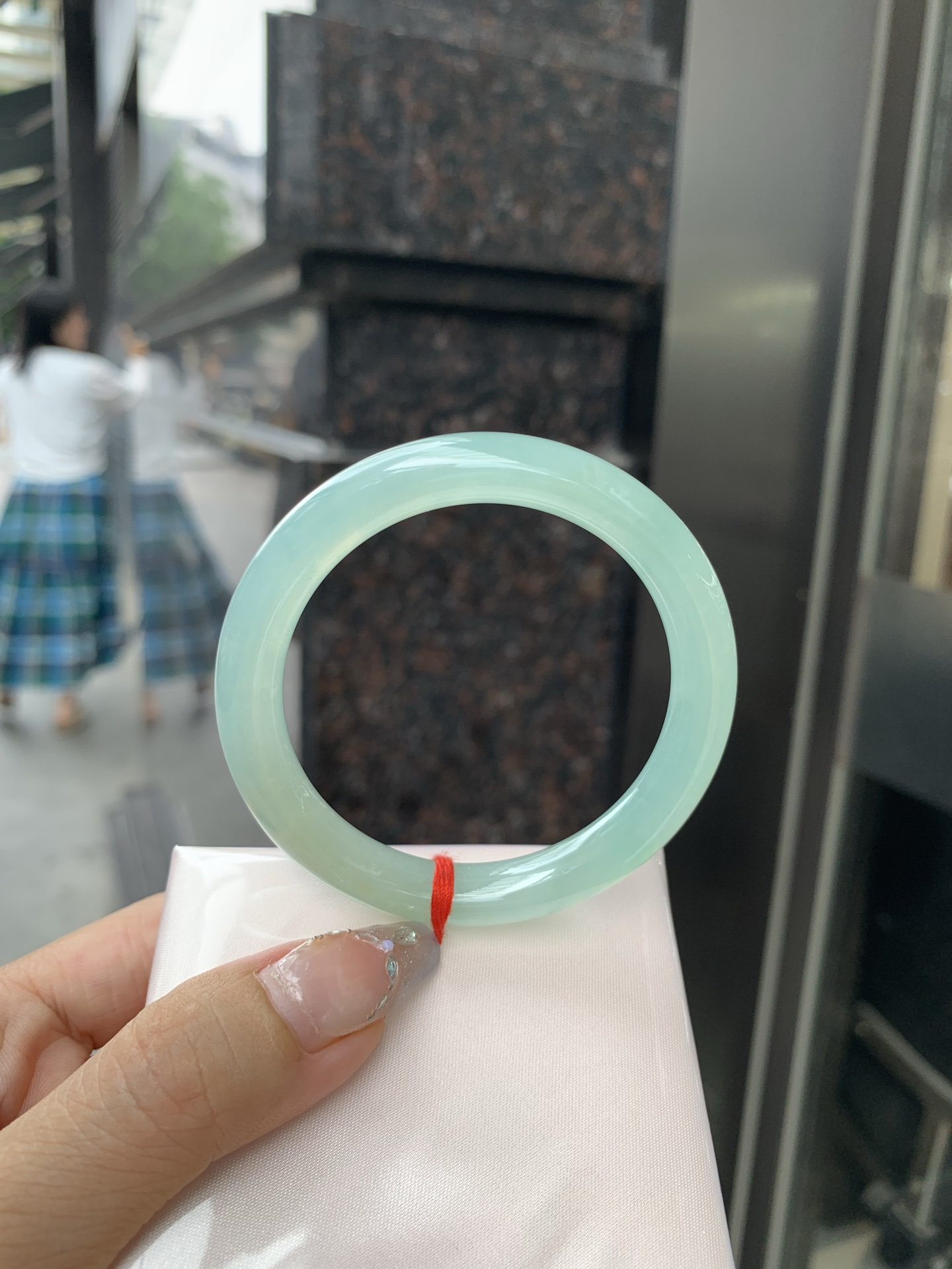冰晴绿美人条 52-8.2-8.7 0512-N703 打灯棉絮，底妆冰润，满圈淡雅晴绿，像初春嫩芽落入清泉，均匀柔和，抬眼就是一片宁静感