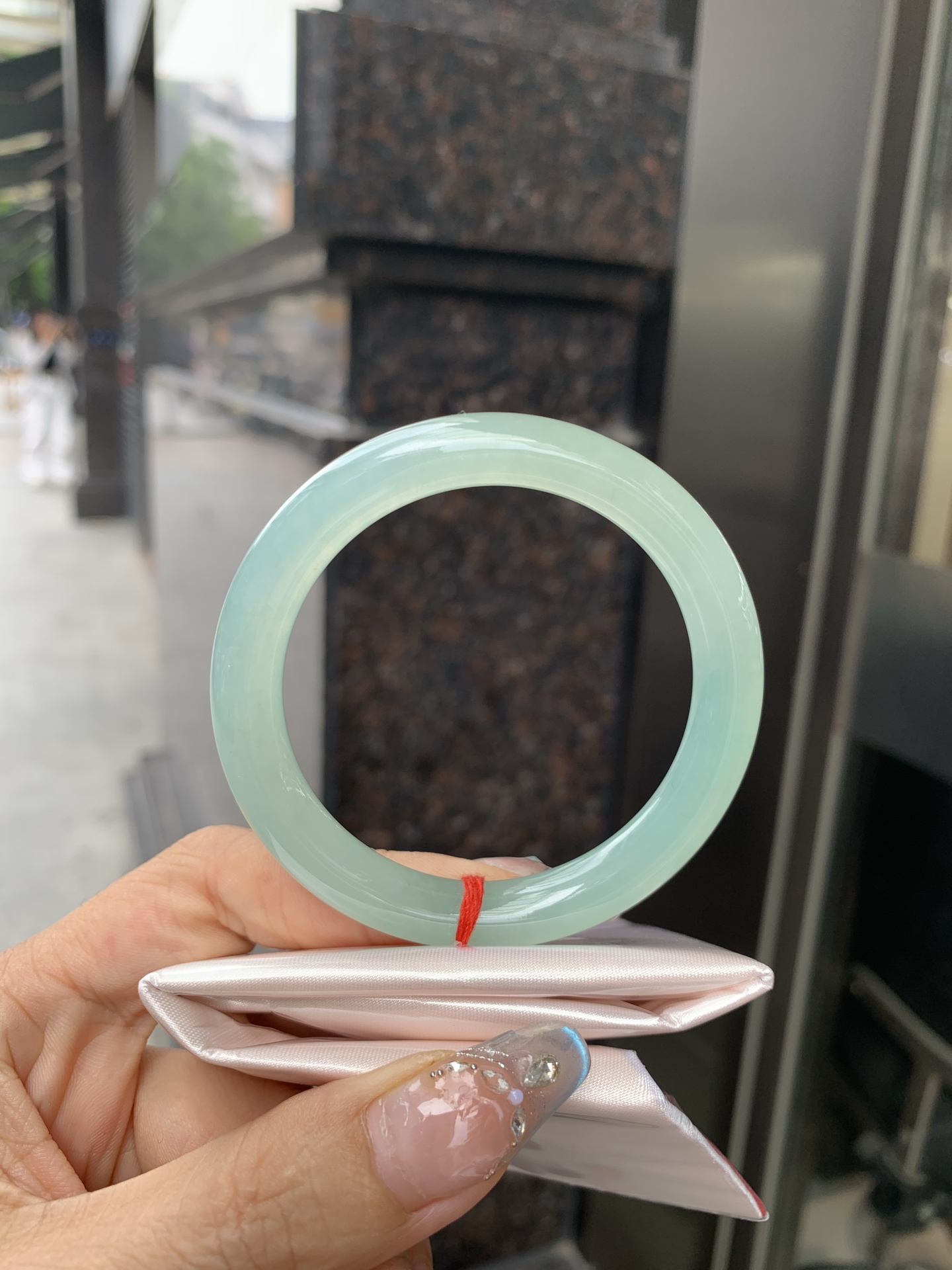 冰晴绿美人条 52-8.2-8.7 0512-N703 打灯棉絮，底妆冰润，满圈淡雅晴绿，像初春嫩芽落入清泉，均匀柔和，抬眼就是一片宁静感