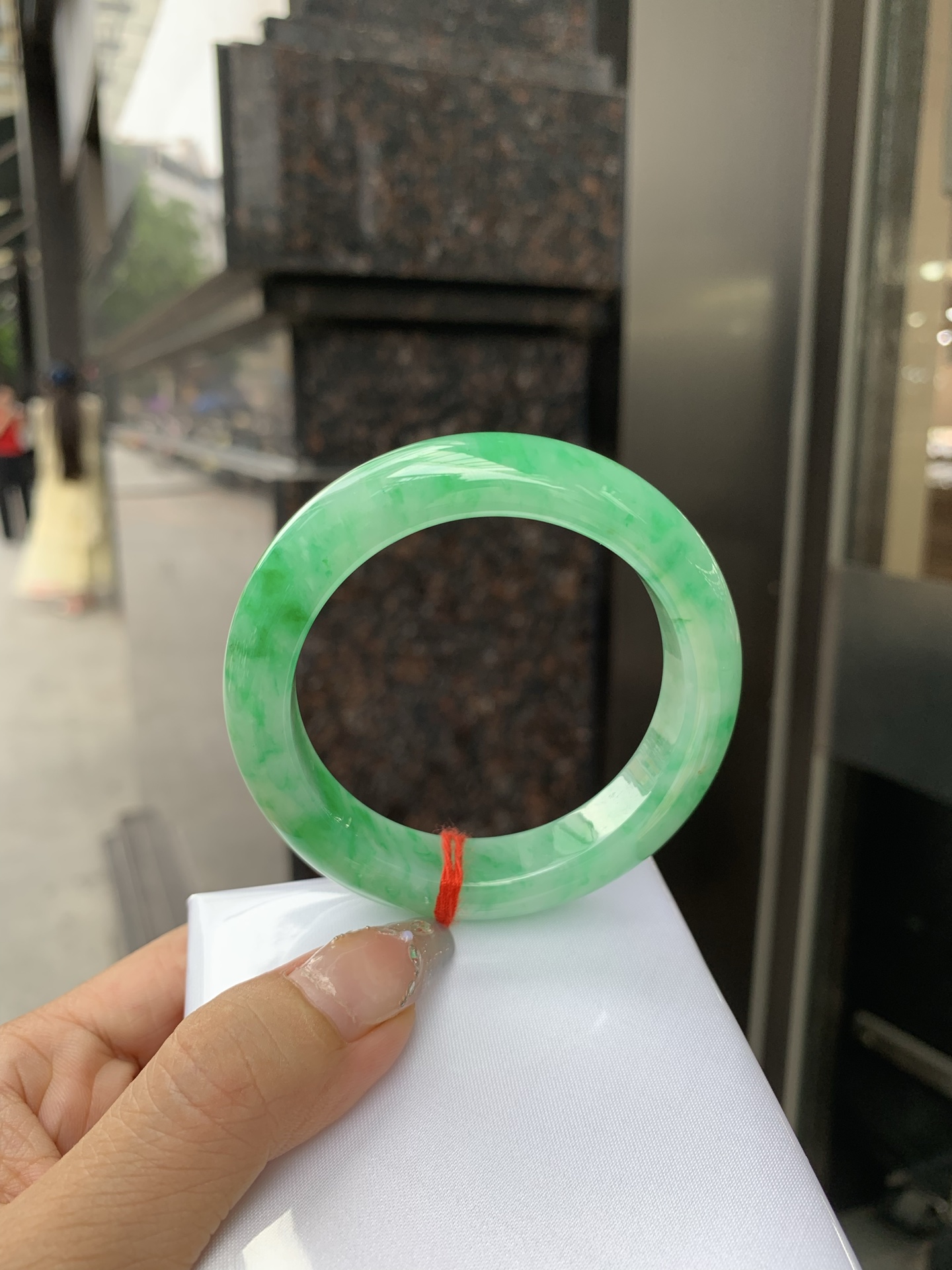 满绿正圈 51.9-8.7-11.8 0512-563-9671 打灯细纹，微底妆水润，满圈阳绿鲜艳青翠，色泽均匀分布，举手投足之间散发出来的贵气感