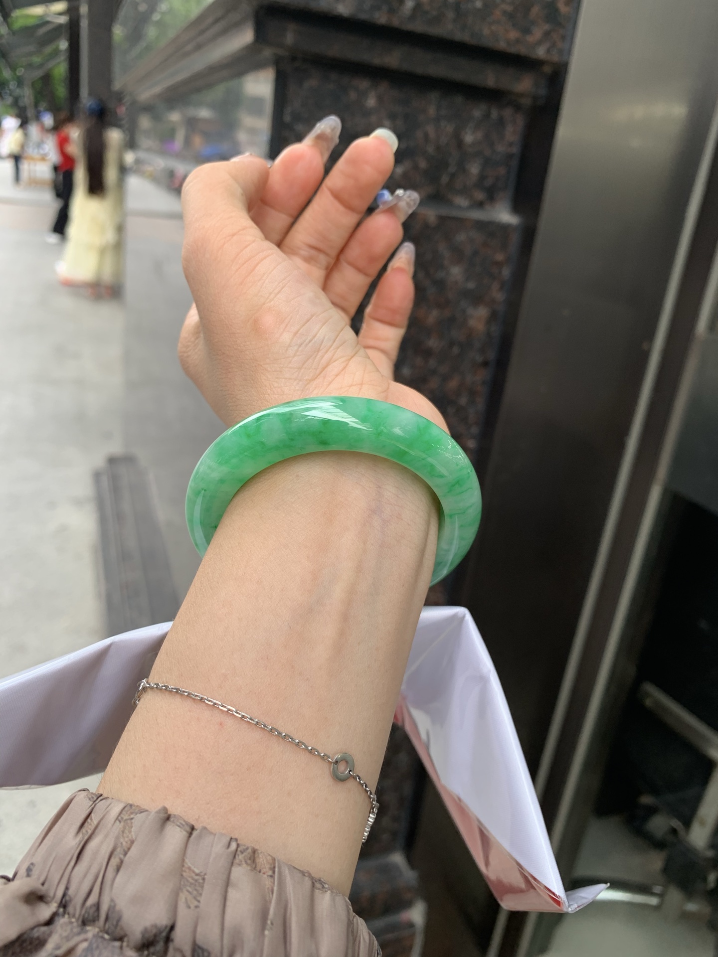 满绿正圈 51.9-8.7-11.8 0512-563-9671 打灯细纹，微底妆水润，满圈阳绿鲜艳青翠，色泽均匀分布，举手投足之间散发出来的贵气感