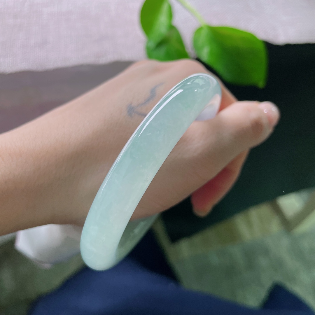55.3/10.8，冰晴底圆条，冰澈为骨，晴润为韵，简约干净，温婉耐看，越戴越有清雅韵味，无裂，ss49494a
