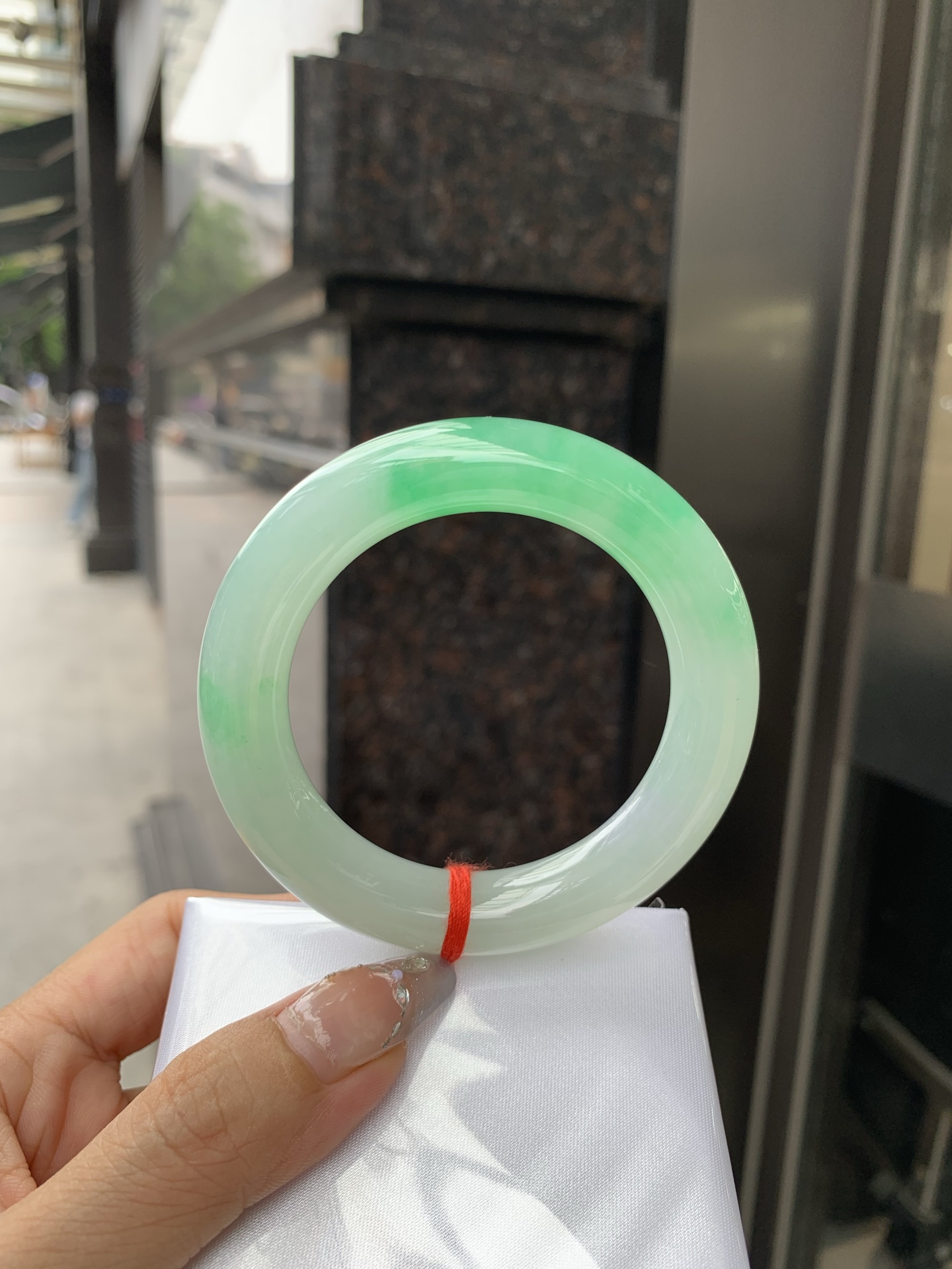 白底青阳绿圆条 53-11.3-11.5 0512-563-9963 打灯细纹，半圈阳绿花点缀腕间风华，干净纯净的底色上，一抹翠色肆意流淌，宛如春日里的繁华盛景