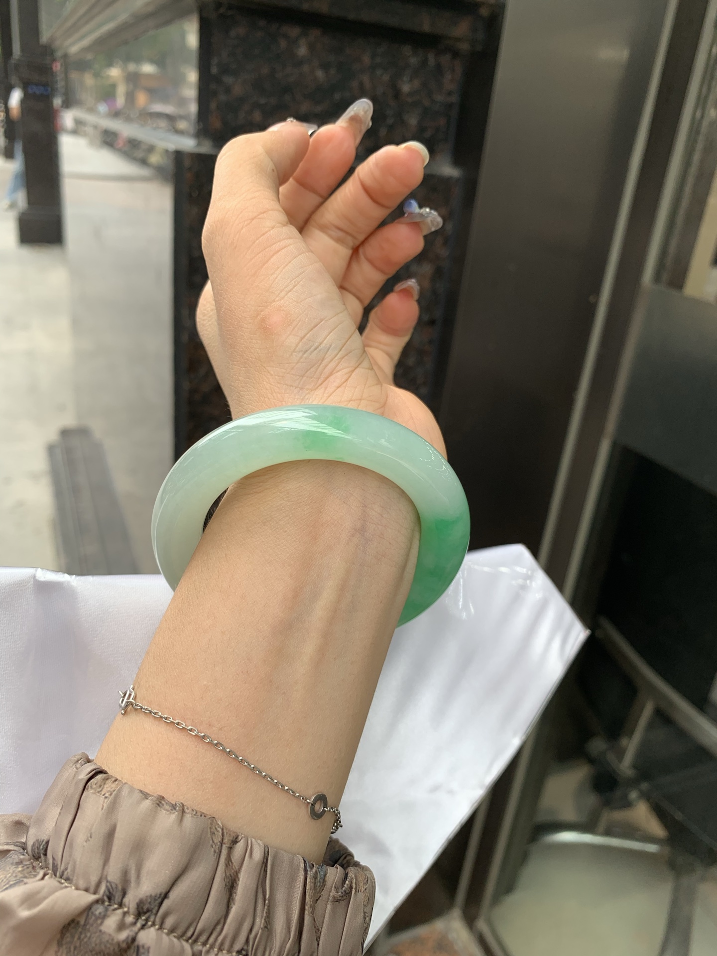 白底青阳绿圆条 53-11.3-11.5 0512-563-9963 打灯细纹，半圈阳绿花点缀腕间风华，干净纯净的底色上，一抹翠色肆意流淌，宛如春日里的繁华盛景