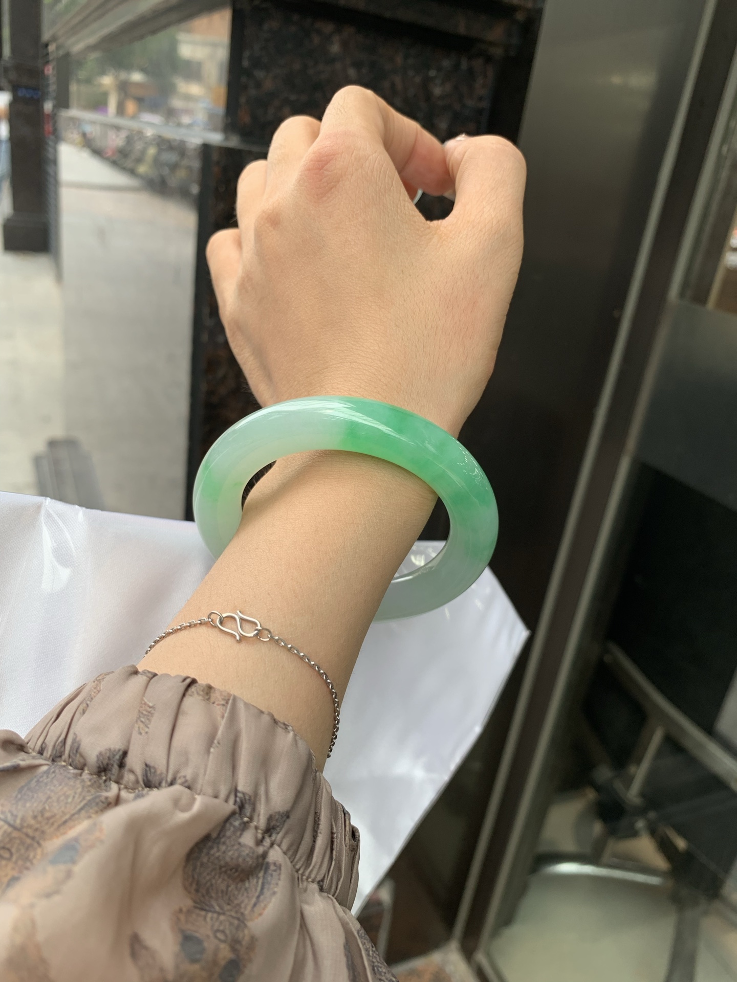 白底青阳绿圆条 53-11.3-11.5 0512-563-9963 打灯细纹，半圈阳绿花点缀腕间风华，干净纯净的底色上，一抹翠色肆意流淌，宛如春日里的繁华盛景