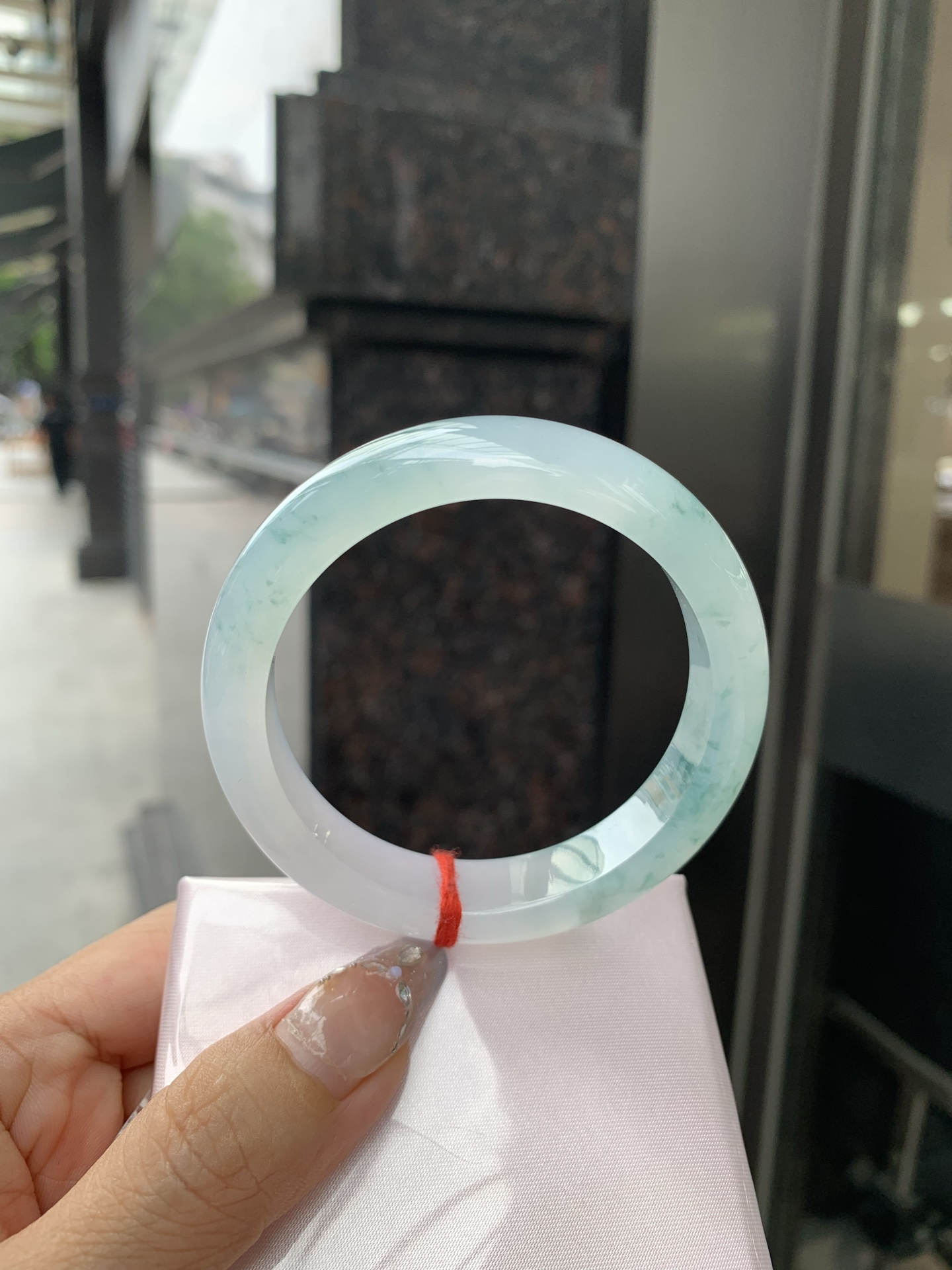 飘花正圈 55-8-12.4 0512-26856 打灯棉絮，底妆冰透起光，蓝花灵动飘逸，勾勒出一幅唯美诗意的山水意境画，古典优雅又秀气