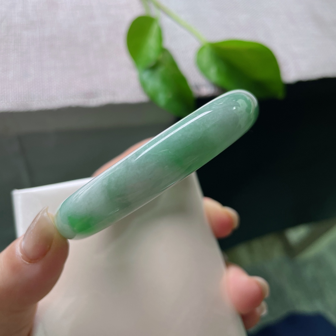 54.8/12.1/8.2，飘绿正圈，水头好，人间万千色，偏爱翡翠这一缕飘绿。棉感，皮纹，ss52563a