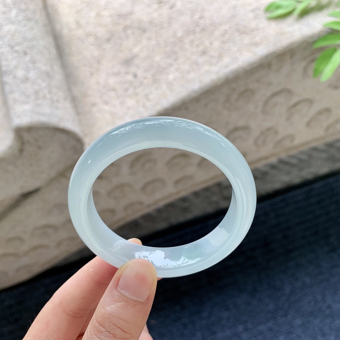 正圈51 52 圈口52/12/7.6 编码H7051327 描述糯冰底色，水润，种老，细腻，打灯有絮线