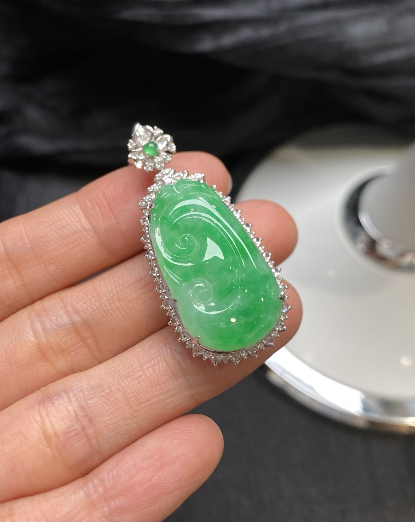 冰阳绿如意吊坠·金 整·42-19.5-11.6mm 裸·27.6-15.5-3.5mm