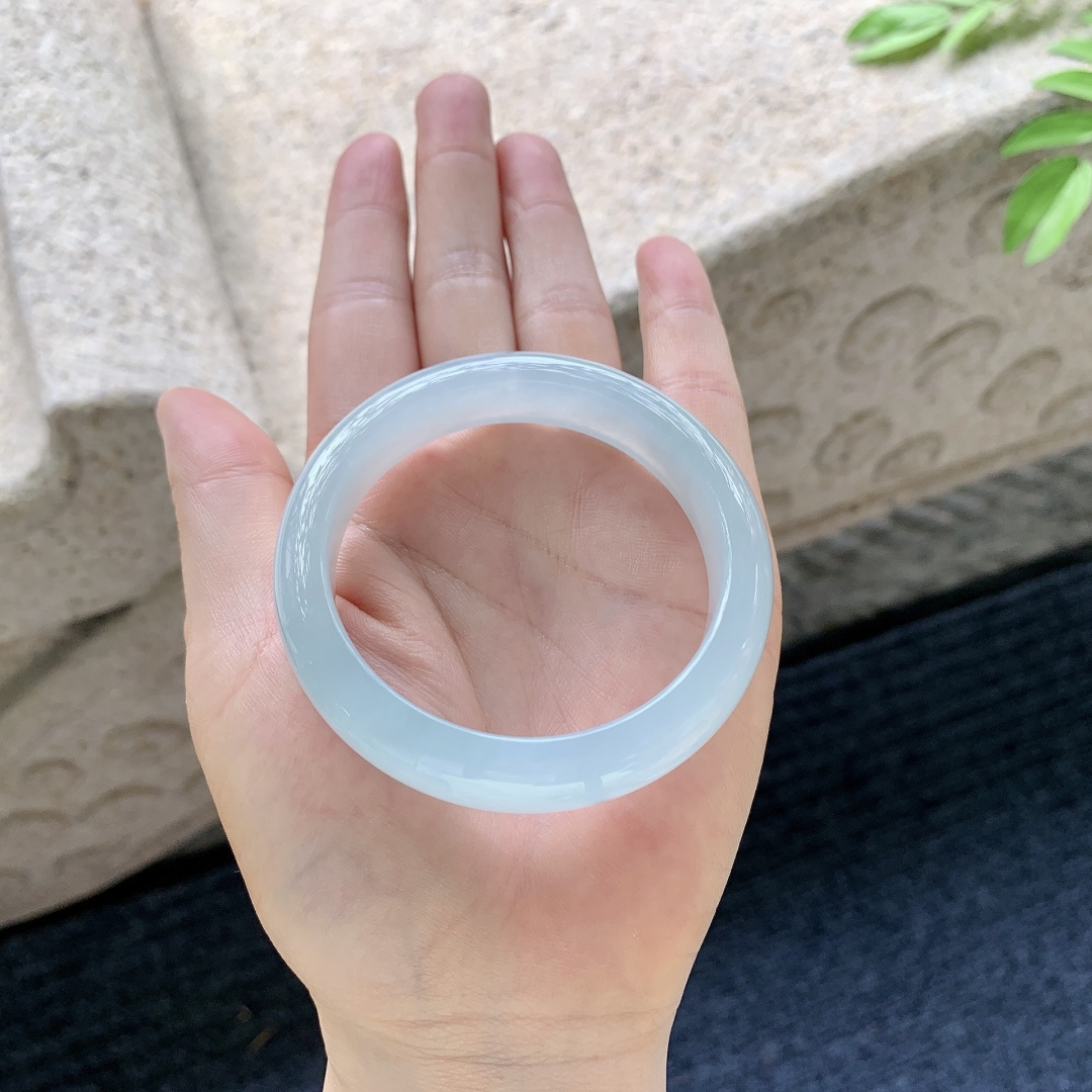 正圈51 52 圈口52/12/7.6 编码H7051327 描述糯冰底色，水润，种老，细腻，打灯有絮线