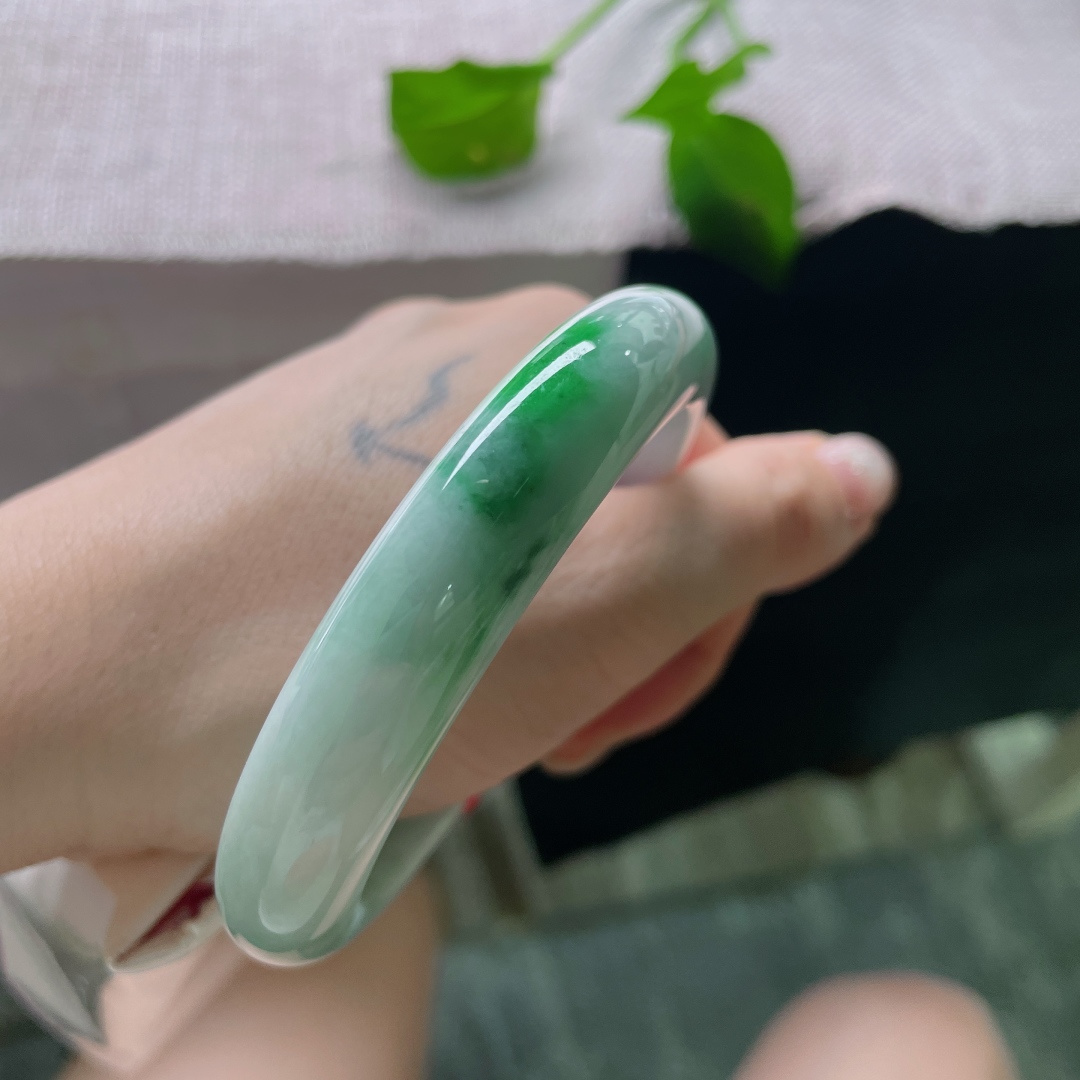 59.3/12.3/8.9飘绿正圈，温润的底色邂逅一抹鲜活的翠，不争不抢，却自成焦点。无裂，ss51089a