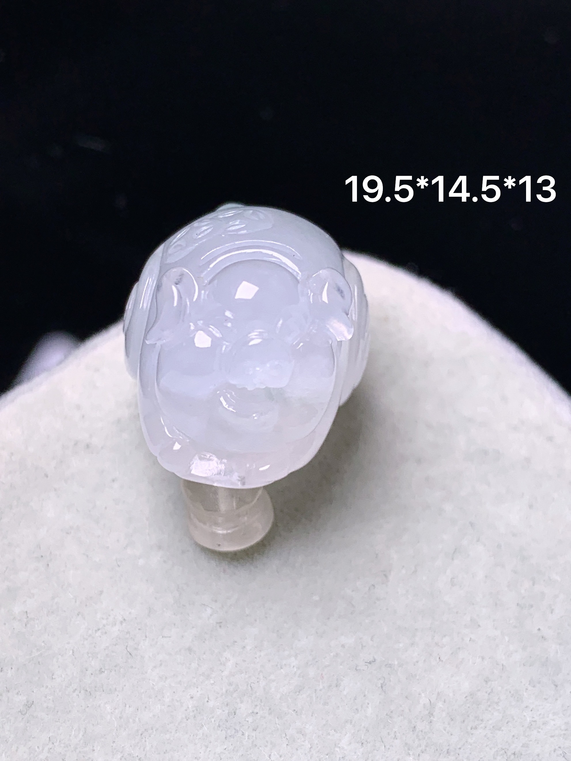 冰种生肖猪吊坠 玉质细腻 色泽艳丽清新 水润亮眼 整体尺寸19.5*14.5*13 f4