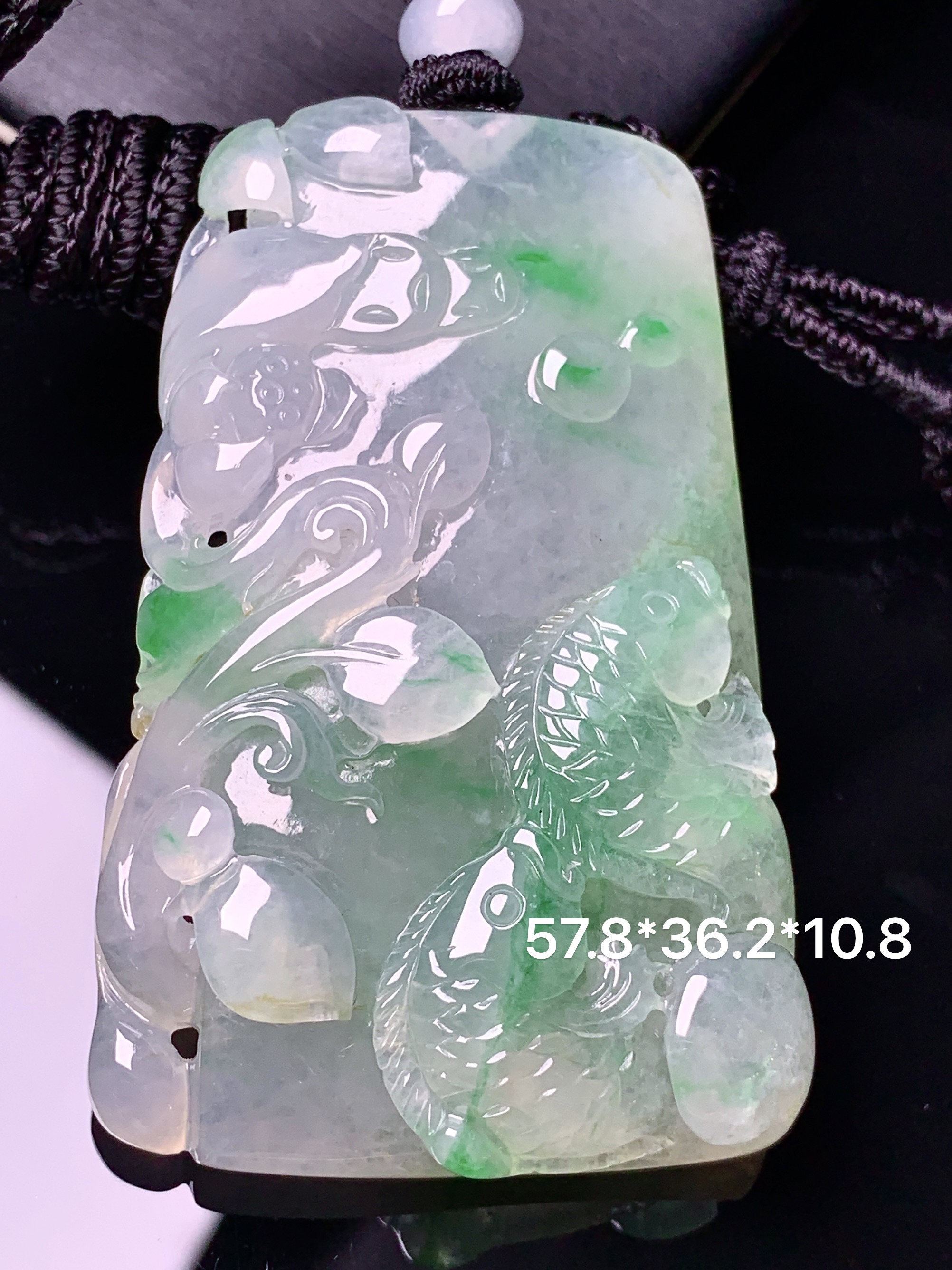飘绿金鱼牌吊坠 玉质细腻 色泽艳丽清新 水润亮眼 整体尺寸57.8*36.2*10.8 w1
