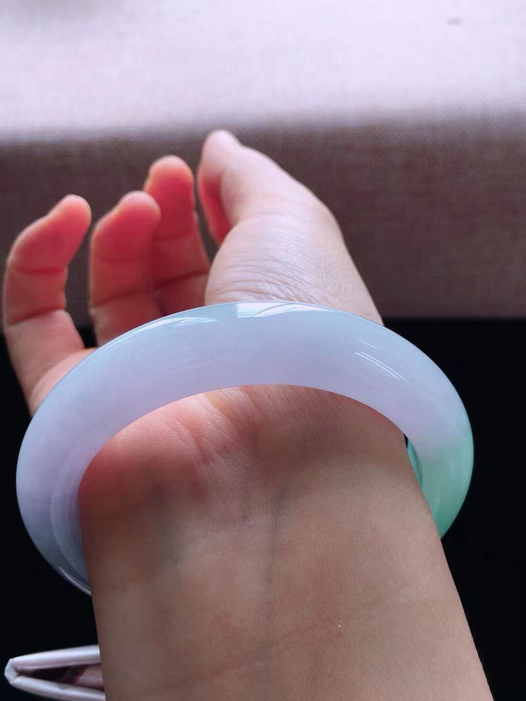 【翡翠名称】老种冰春带彩56正圈口手镯
【翡翠尺寸】56*12*9.6mm适合55-57正圈口佩戴
【翡翠描述】宝贝种老水足，玉质细腻，色泽靓丽，性价比高，佩戴效果好！
【其它赠送】权威证书/精美挂绳盒子/支持全国复检
