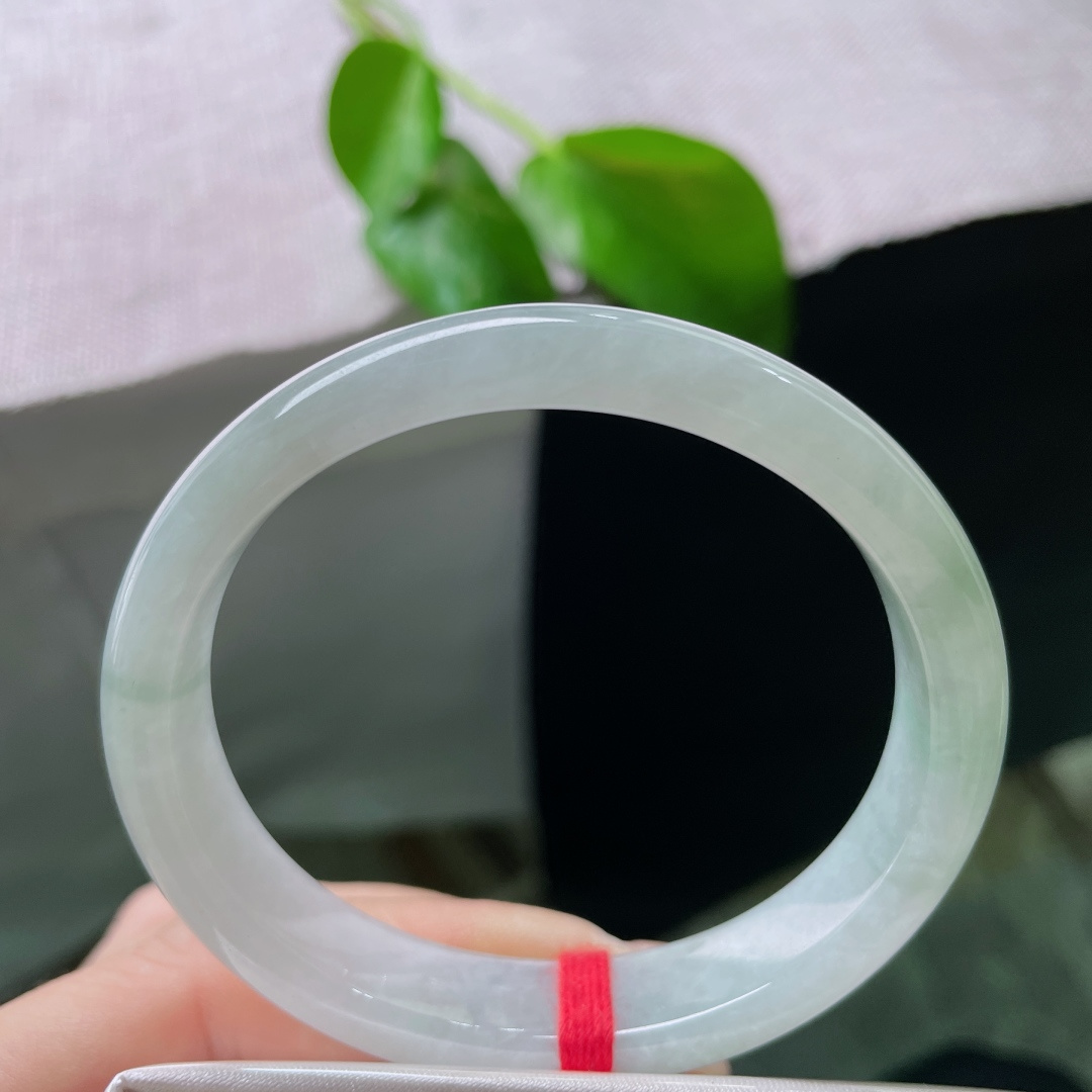 55.3（49.6）12/7，浅绿底贵妃，淡淡飘花点缀，意境深远，晶体，无裂，ss53062a