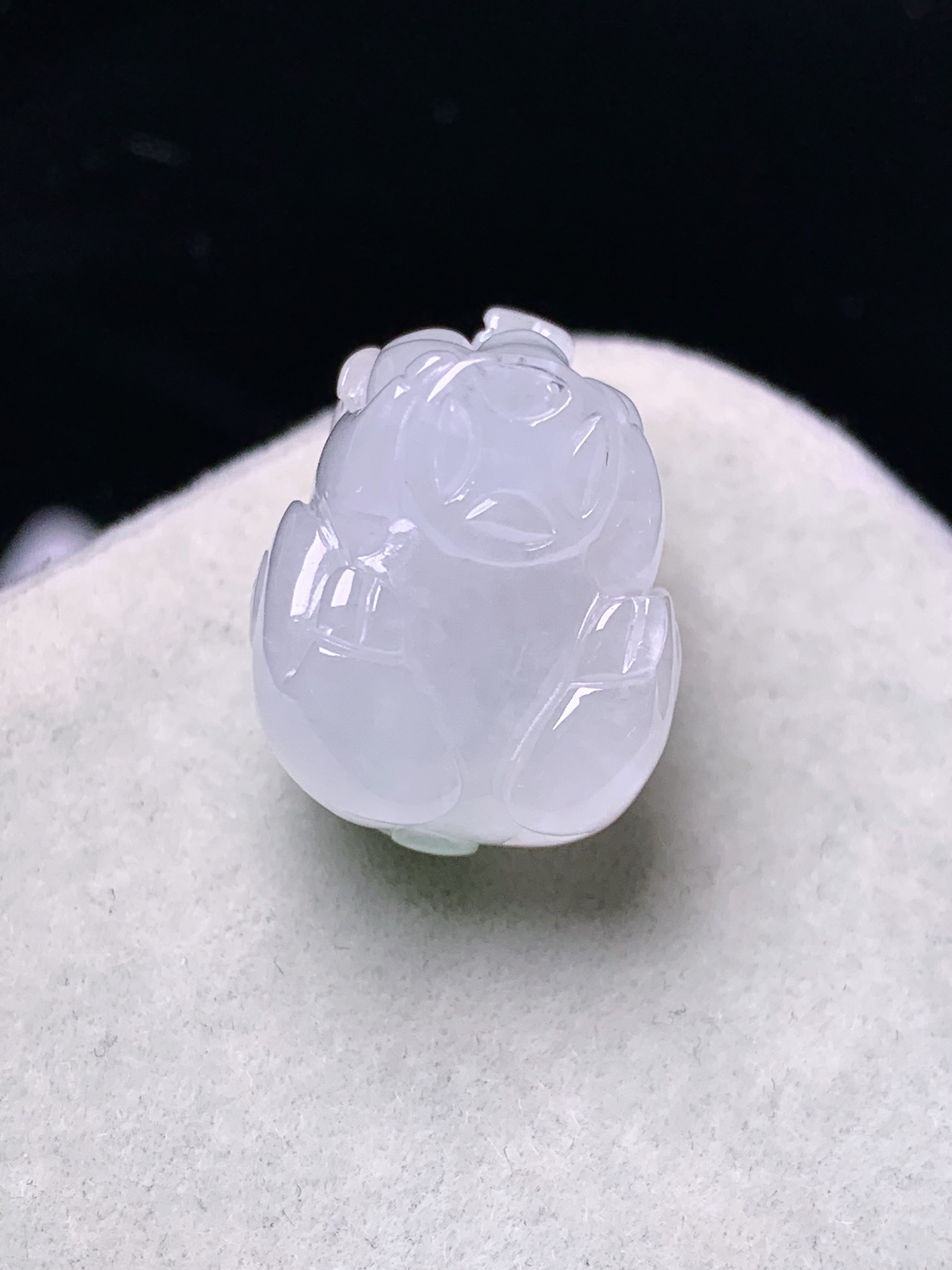冰种生肖猪吊坠 玉质细腻 色泽艳丽清新 水润亮眼 整体尺寸19.5*14.5*13 f4