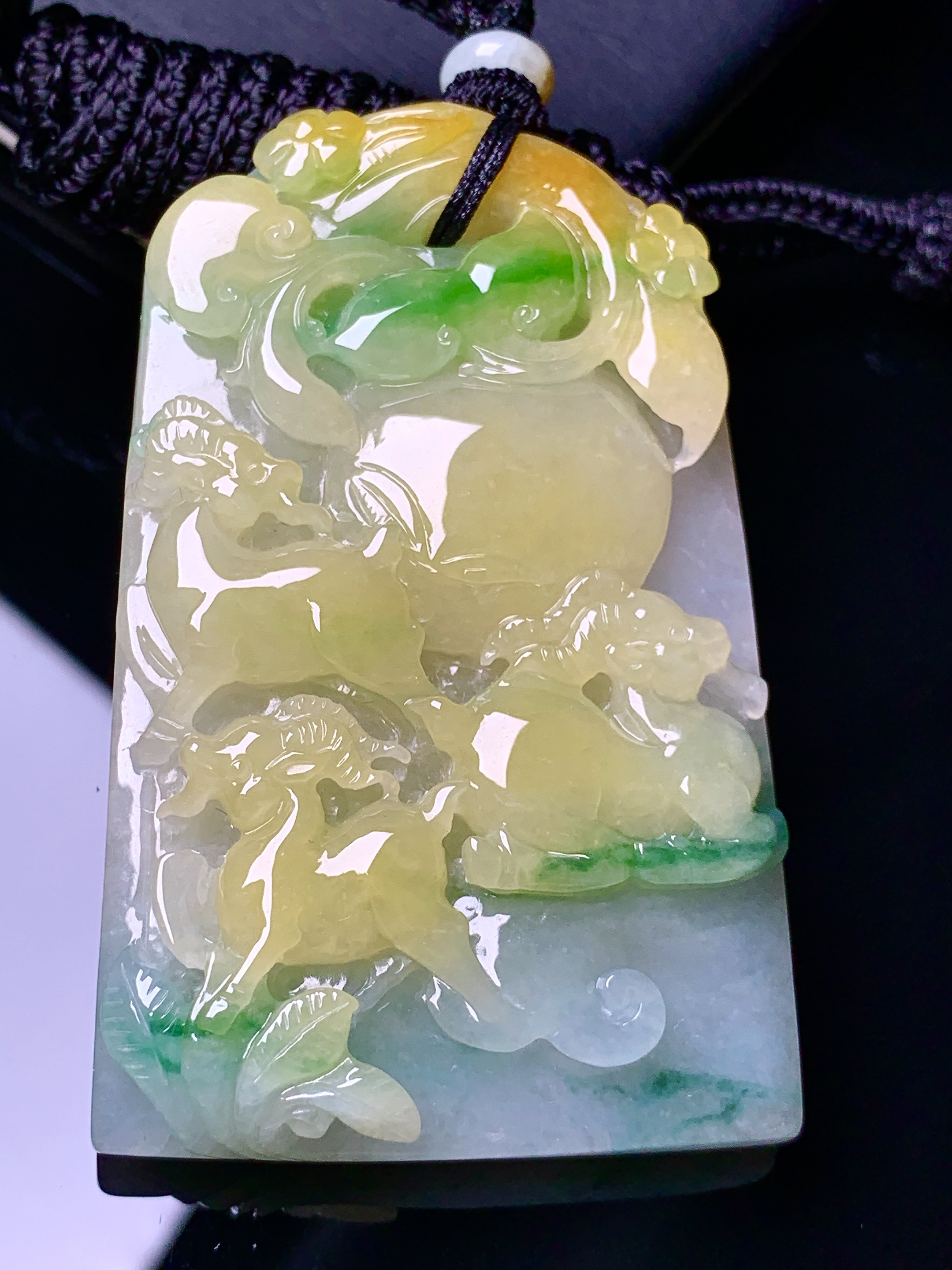 飘黄绿翡羊牌吊坠 玉质细腻 色泽艳丽清新 水润亮眼 整体尺寸60.6*38*10.5 w1