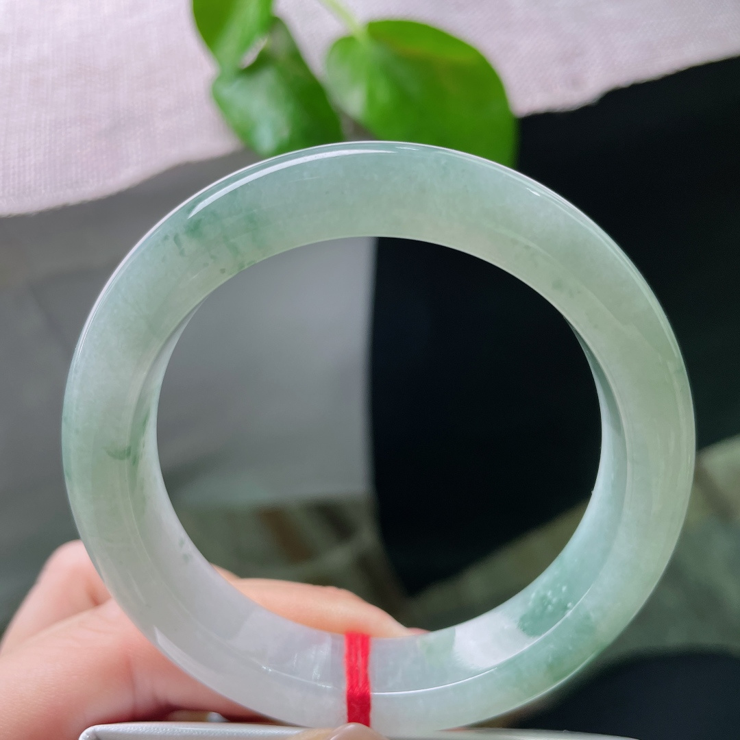 56.2/12.4/8.8，飘花正圈，绿随水走，花随风动，戴在腕间便是流动的风景。有棉线，ss52386a