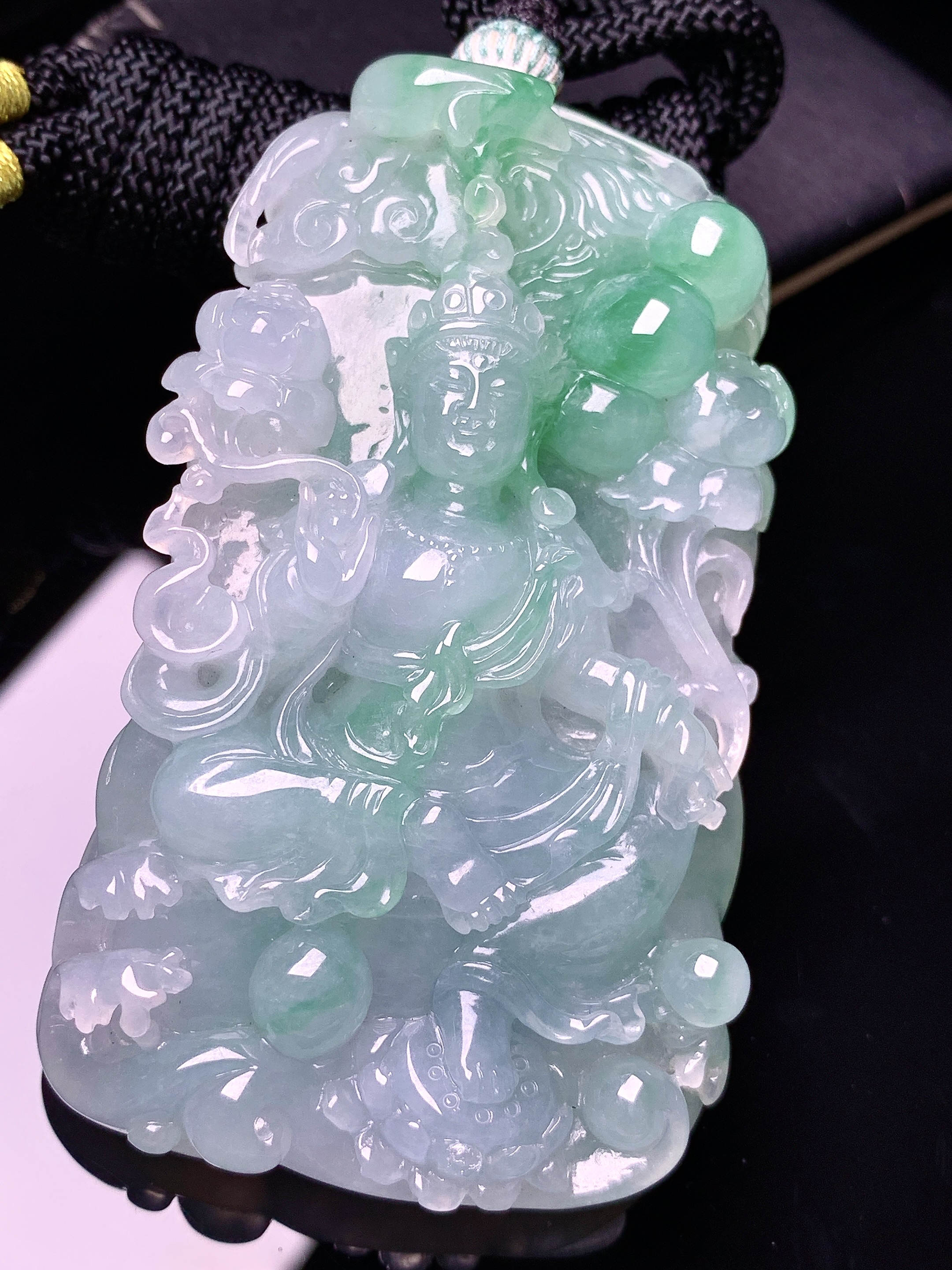飘绿度母观音菩萨吊坠 玉质细腻 色泽艳丽清新 水润亮眼 整体尺寸68.6*45*16.6 a5