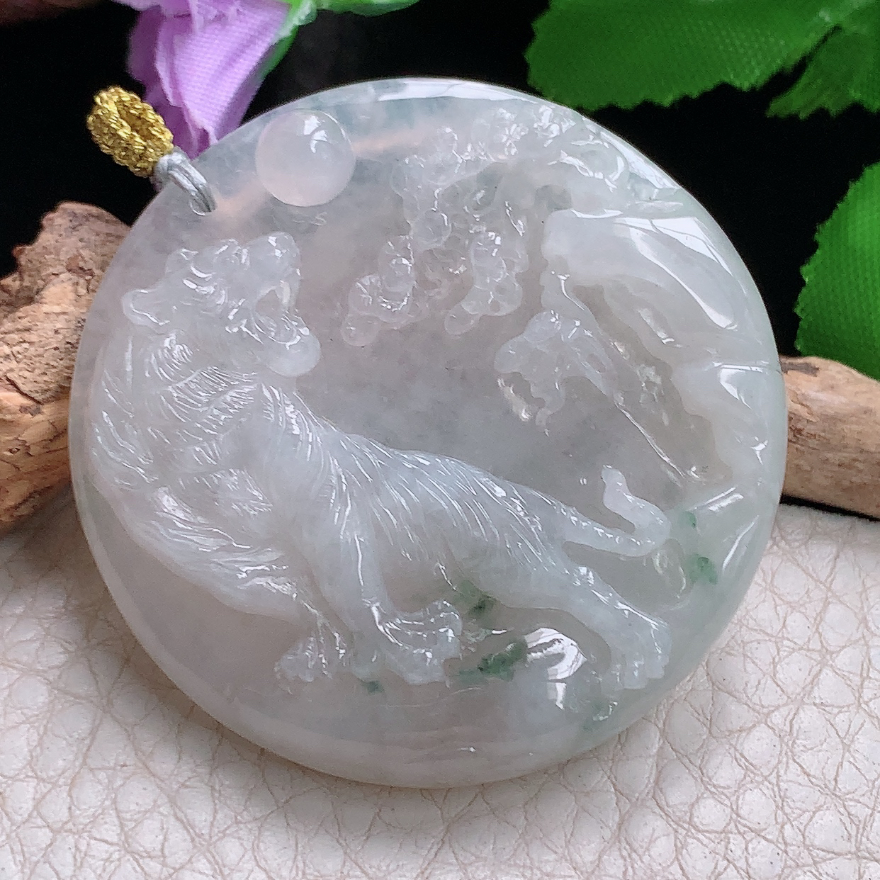 rp实拍46.3*8.6缅甸翡翠精雕冰透飘花上山虎吊坠虎虎生威圆牌