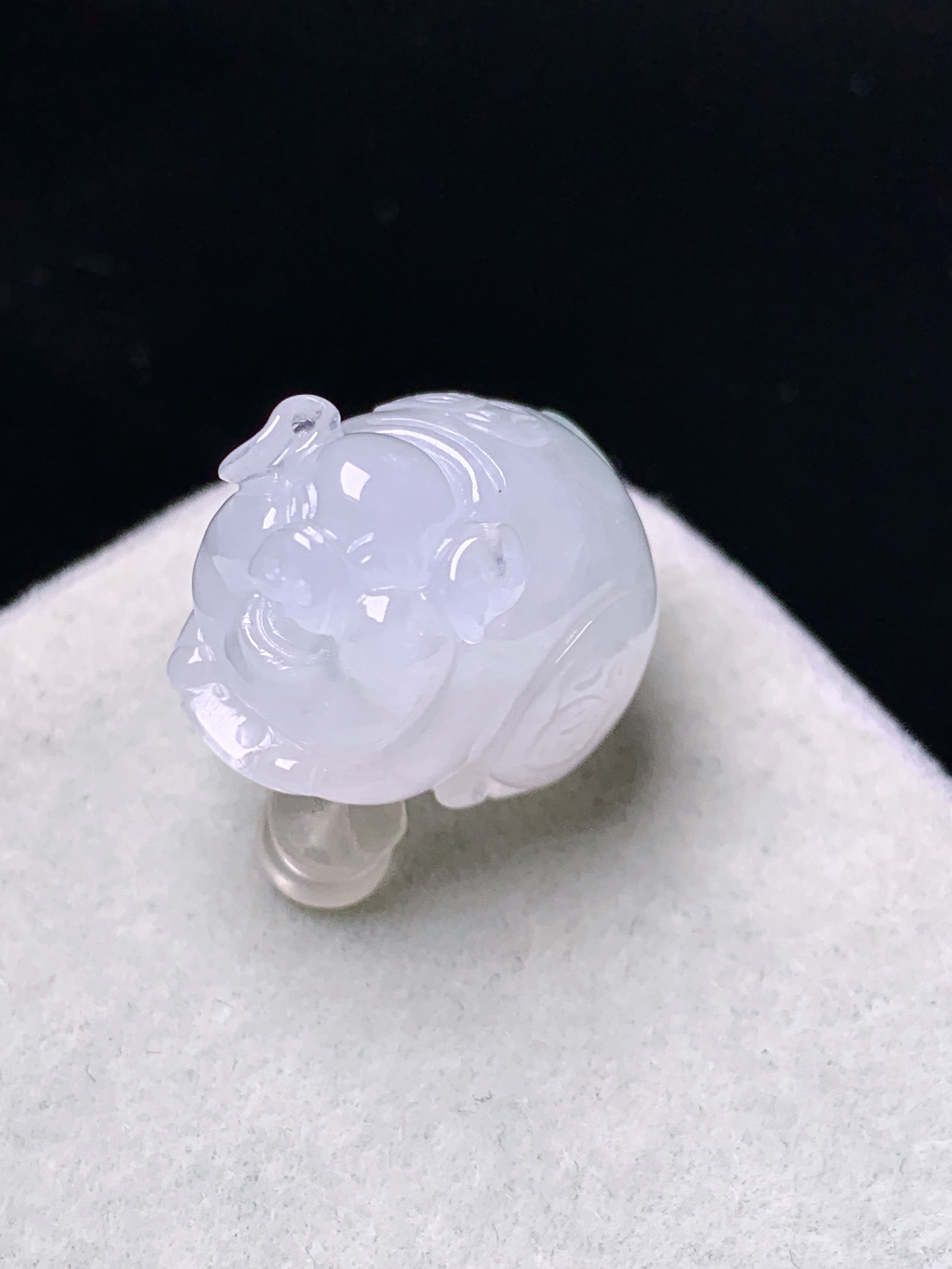 冰种生肖猪吊坠 玉质细腻 色泽艳丽清新 水润亮眼 整体尺寸19.5*14.5*13 f4