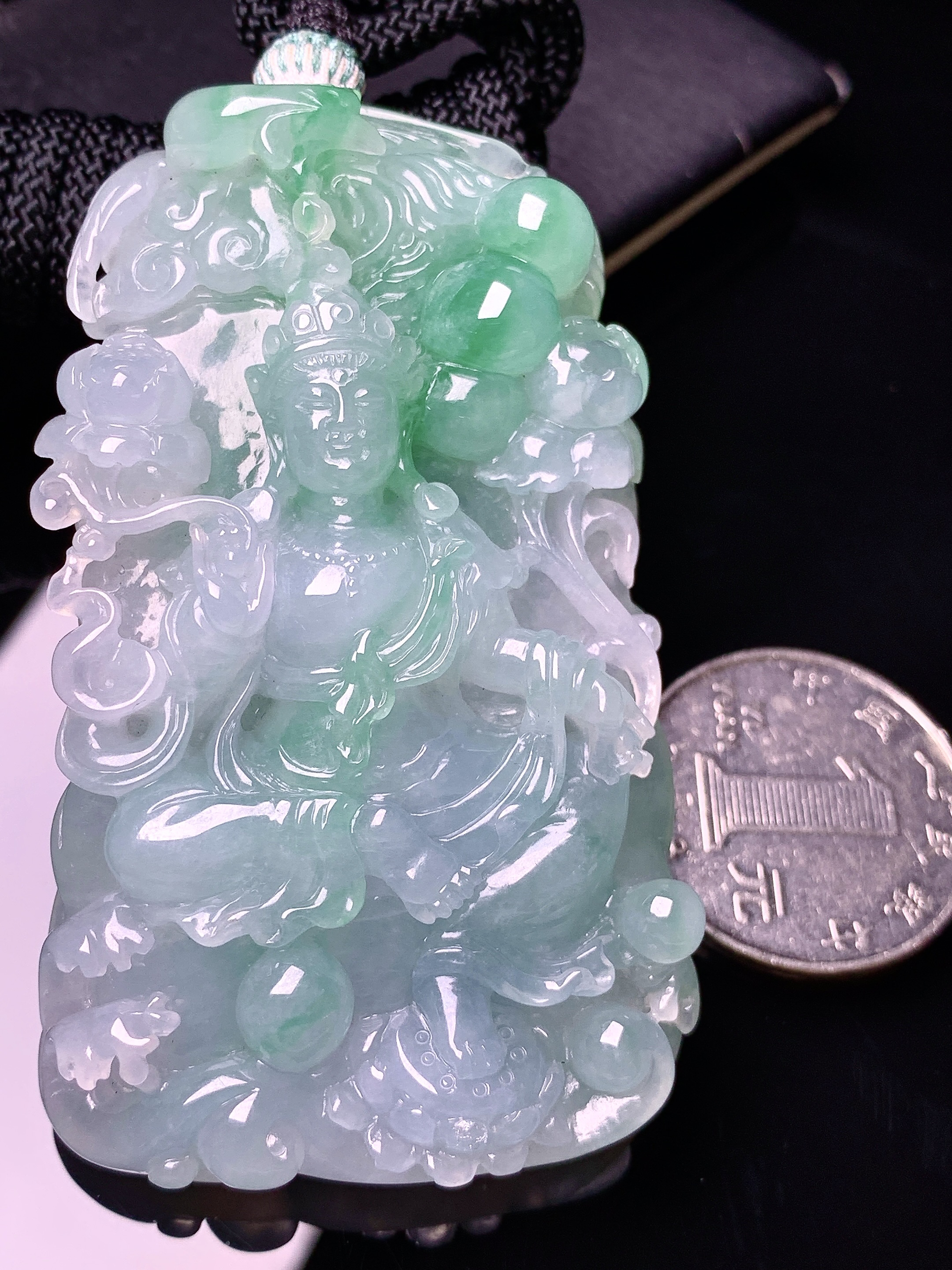 飘绿度母观音菩萨吊坠 玉质细腻 色泽艳丽清新 水润亮眼 整体尺寸68.6*45*16.6 a5