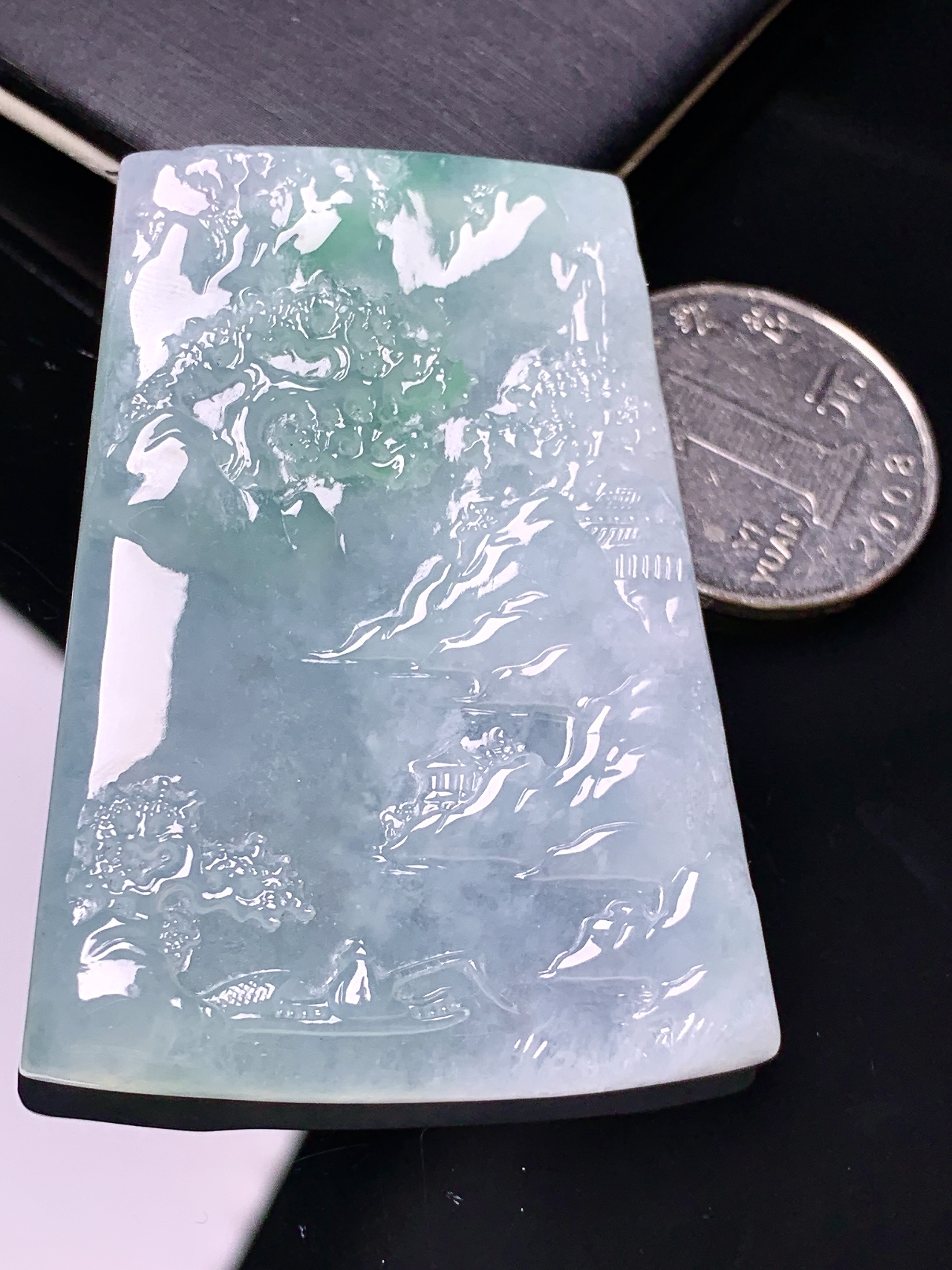 飘绿山水牌子吊坠 玉质细腻 色泽艳丽清新 水润亮眼 整体尺寸55.3*40.2*6 x7