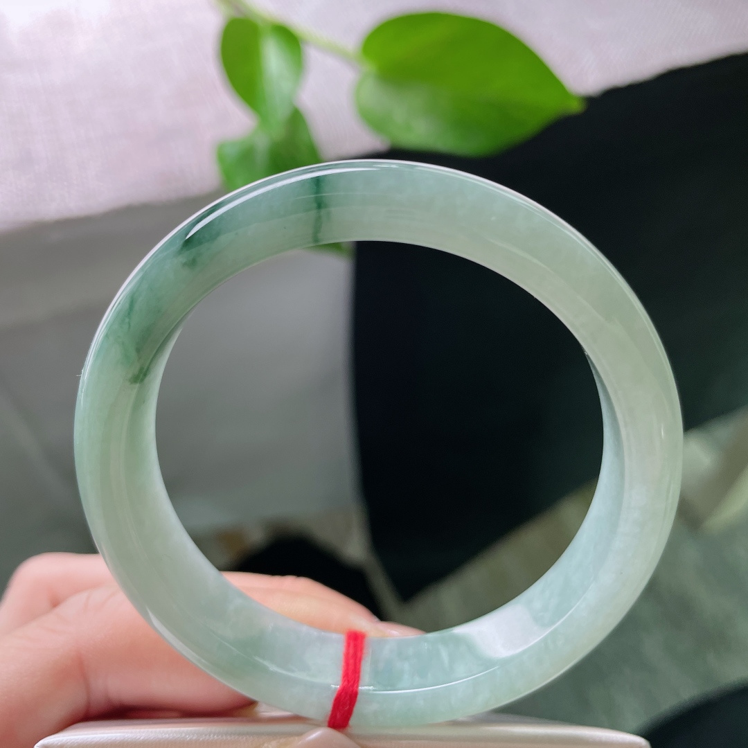 54/11.8/7.3，飘花正圈，肉质细腻干净，像墨滴入水，缓缓晕开，停在腕间，便是千年。无裂，ss