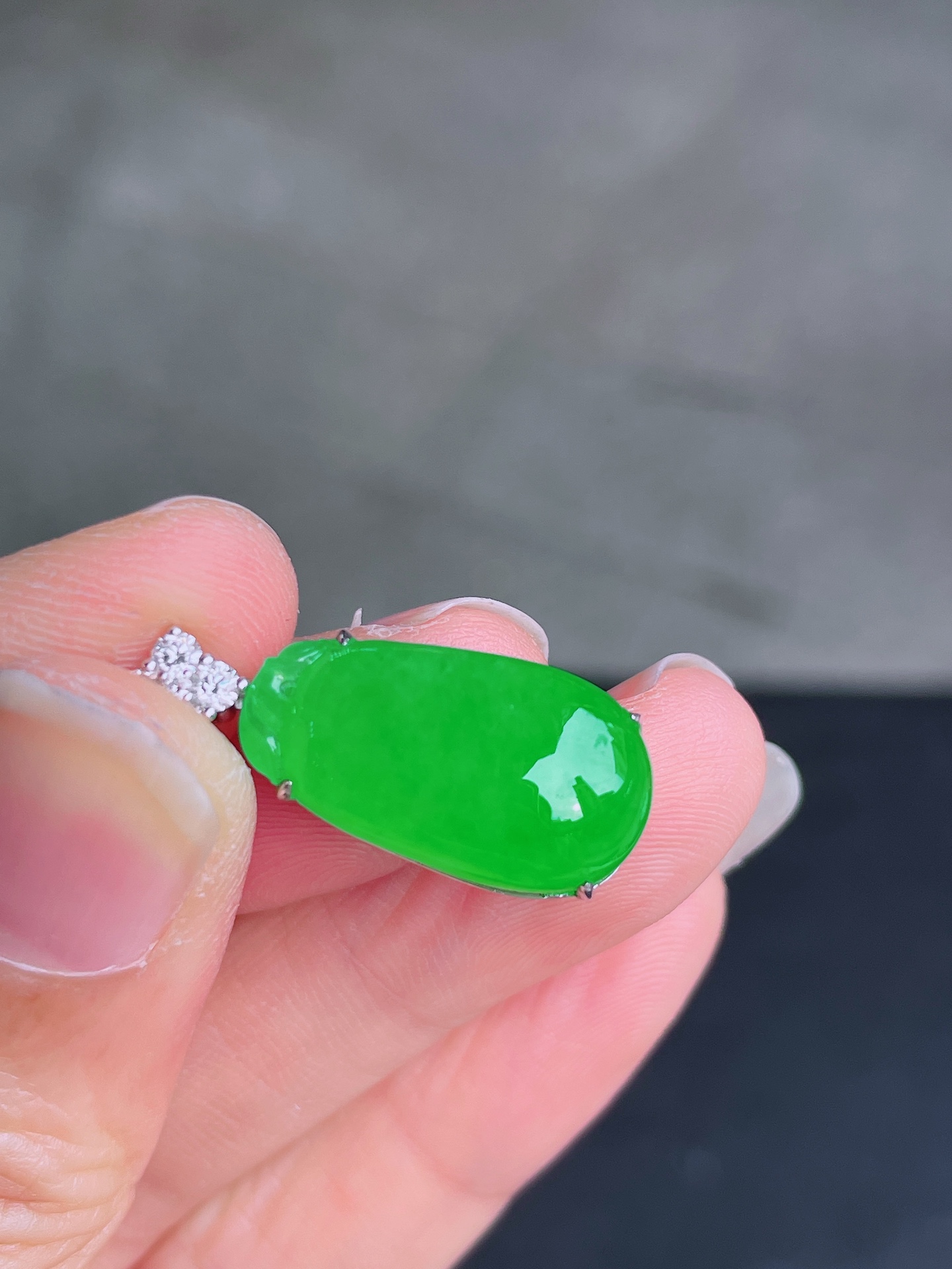 ️超值70400.00 冰种绿福瓜吊坠，晶莹剔透，新颖时尚，无裂，20.5-11-4