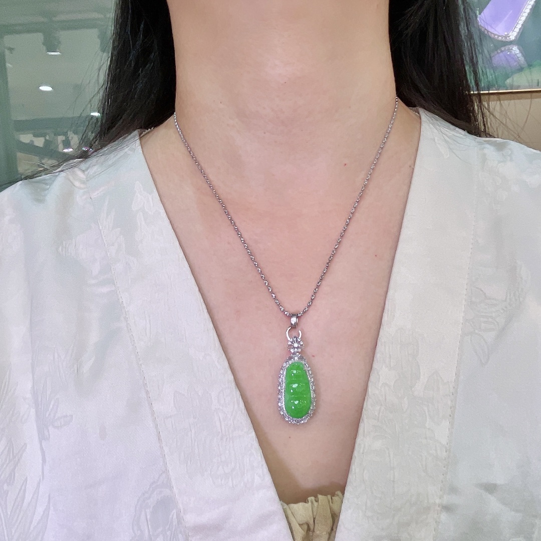 ️天然缅甸翡翠A货 满绿福豆吊坠 18k金镶嵌钻石 细腻水灵 实拍接近，35.8-16.3-12.3 22.2-10.9-3.9