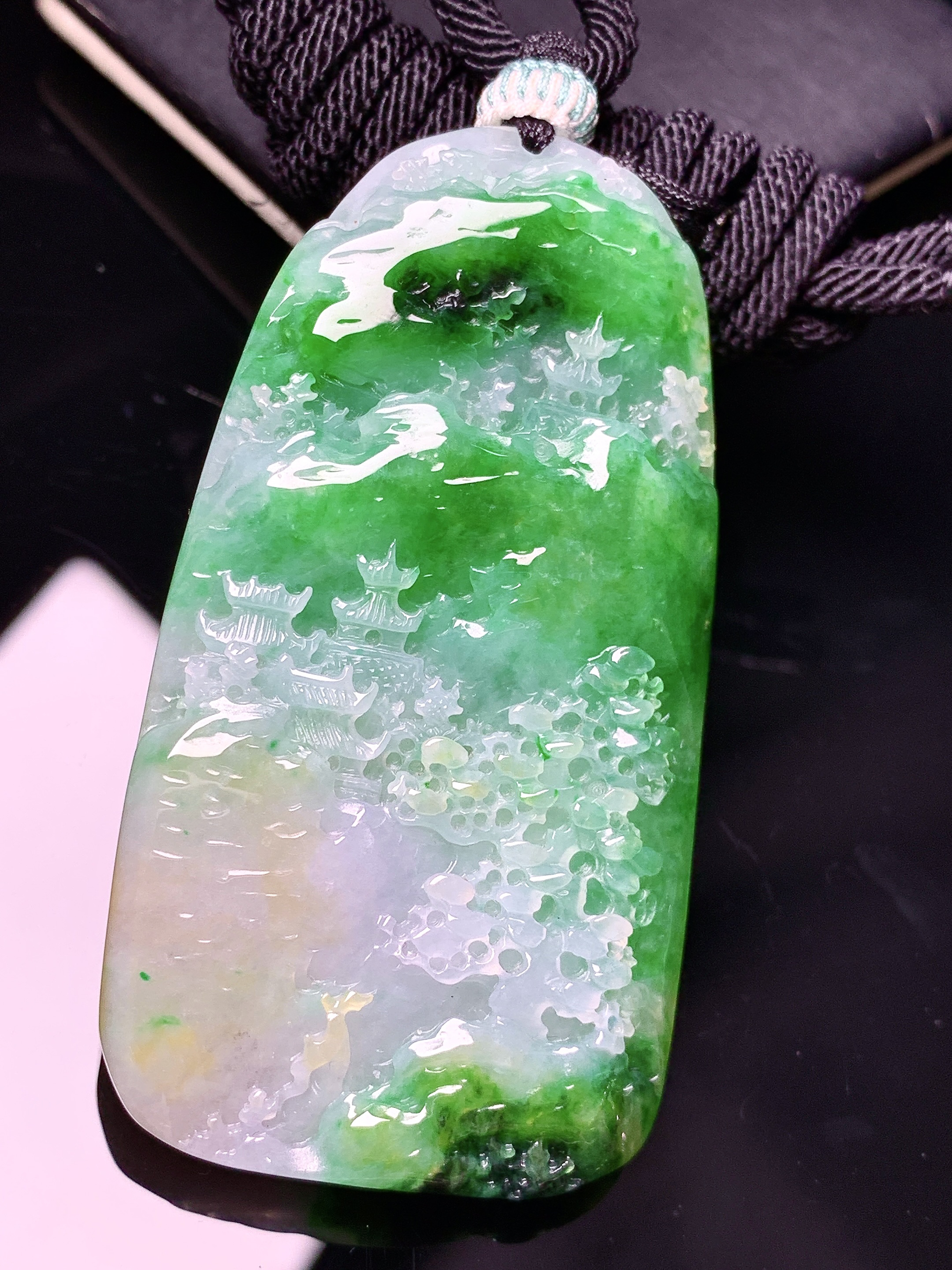 飘黄绿山水牌子吊坠 玉质细腻 色泽艳丽清新 水润亮眼 整体尺寸61*32.6*7.2 a5
