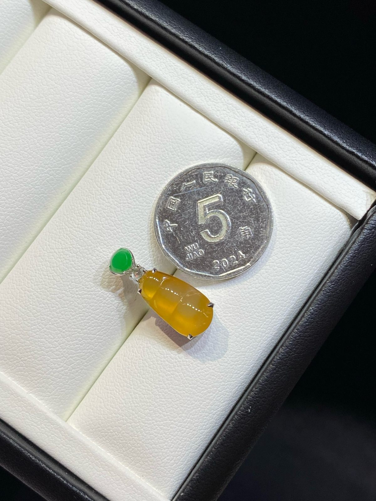 冰黄翡  福豆  简镶 18k

整体尺寸20.4-7.4-7.6..
