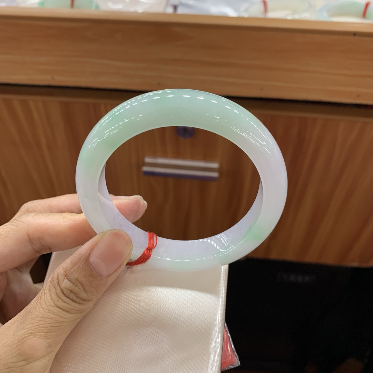 051228FN 飘绿正圈翡翠手镯 58-13.2-9.2