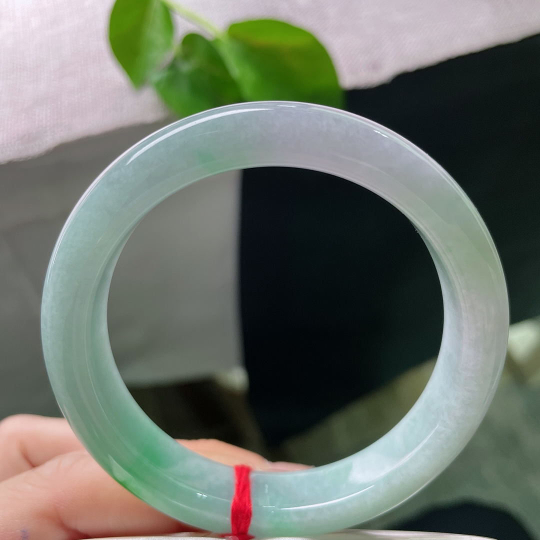56.8/12.2/8，飘绿正圈，青绿蕴温润，浅紫隐风华，腕间一抹春色自来。无裂，ss52951a