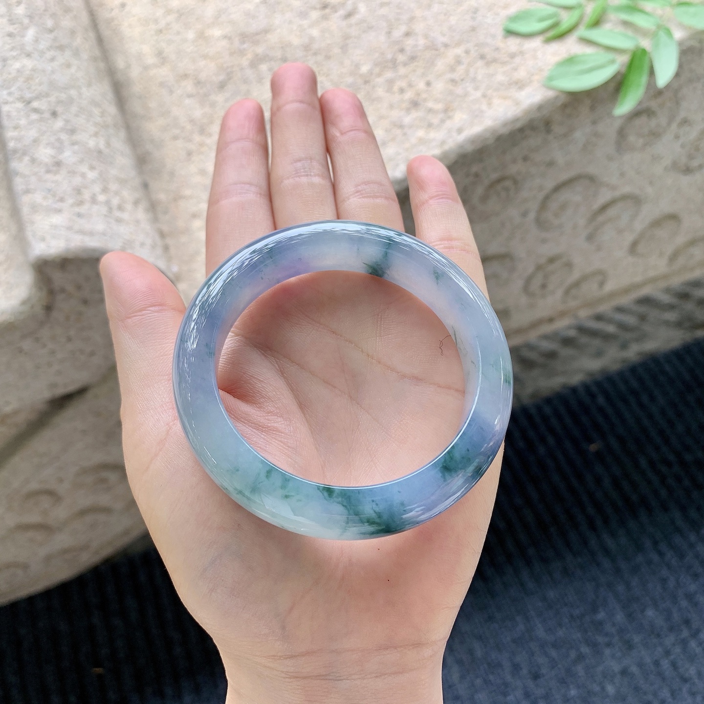 正圈53 54【圈口】54.6/12.4/9.1【编码】B2042213【描述】冰糯飘花，水润，种老
