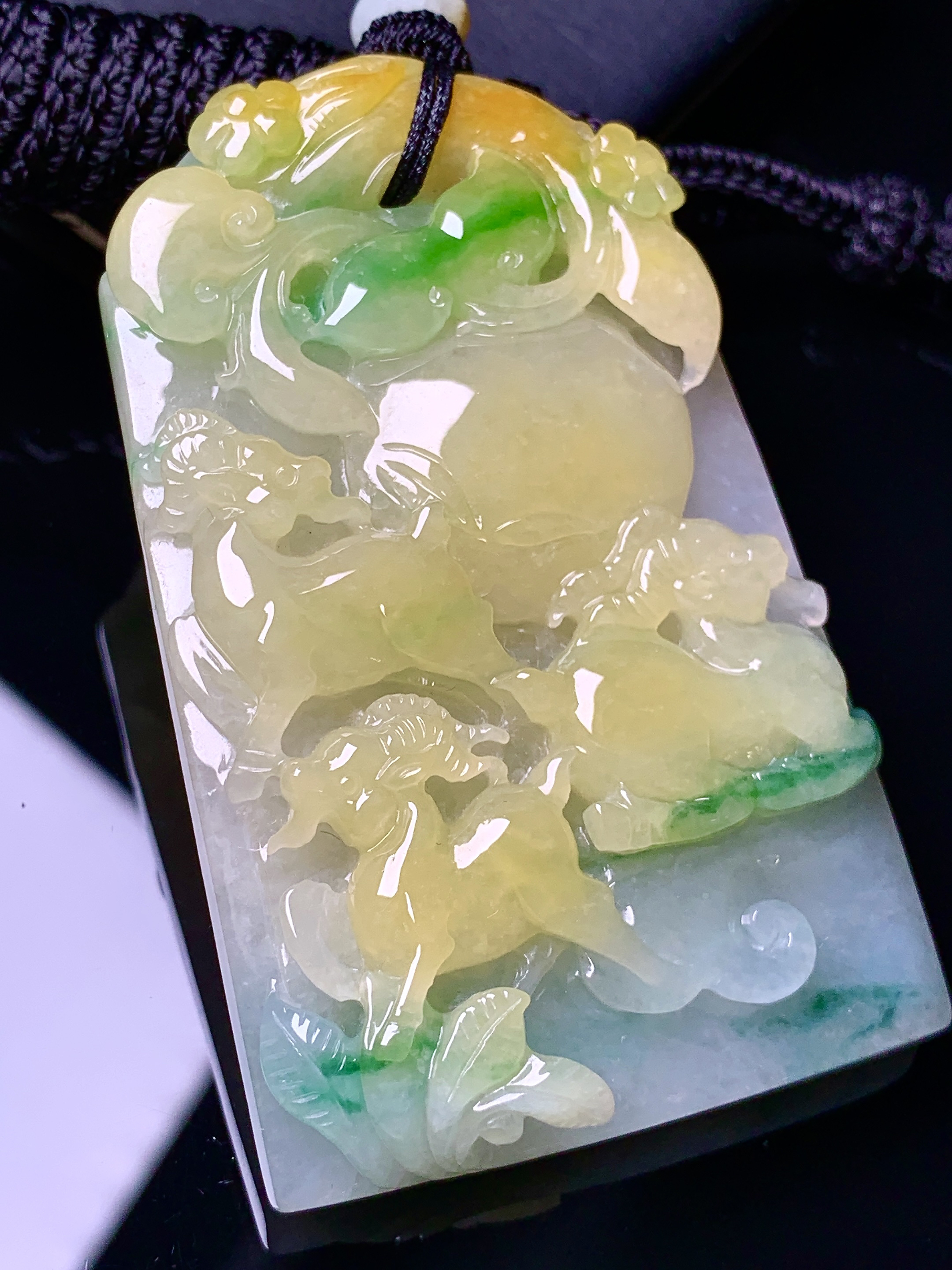 飘黄绿翡羊牌吊坠 玉质细腻 色泽艳丽清新 水润亮眼 整体尺寸60.6*38*10.5 w1