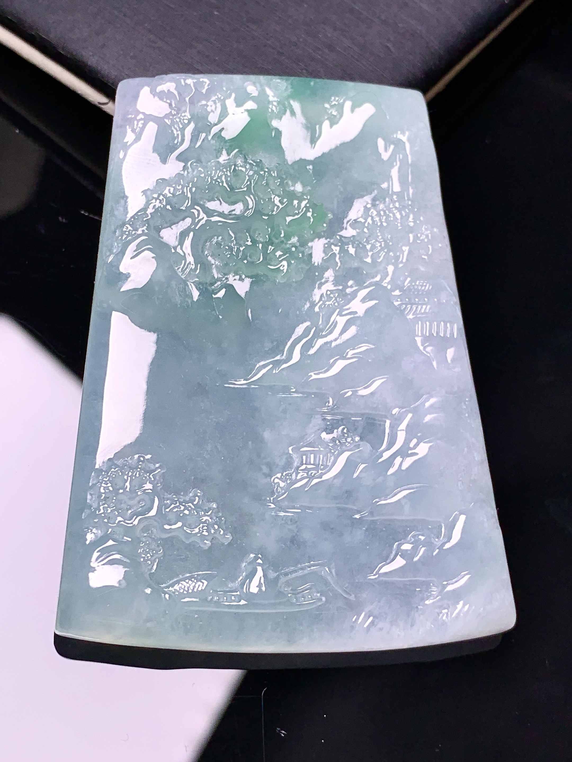 飘绿山水牌子吊坠 玉质细腻 色泽艳丽清新 水润亮眼 整体尺寸55.3*40.2*6 x7