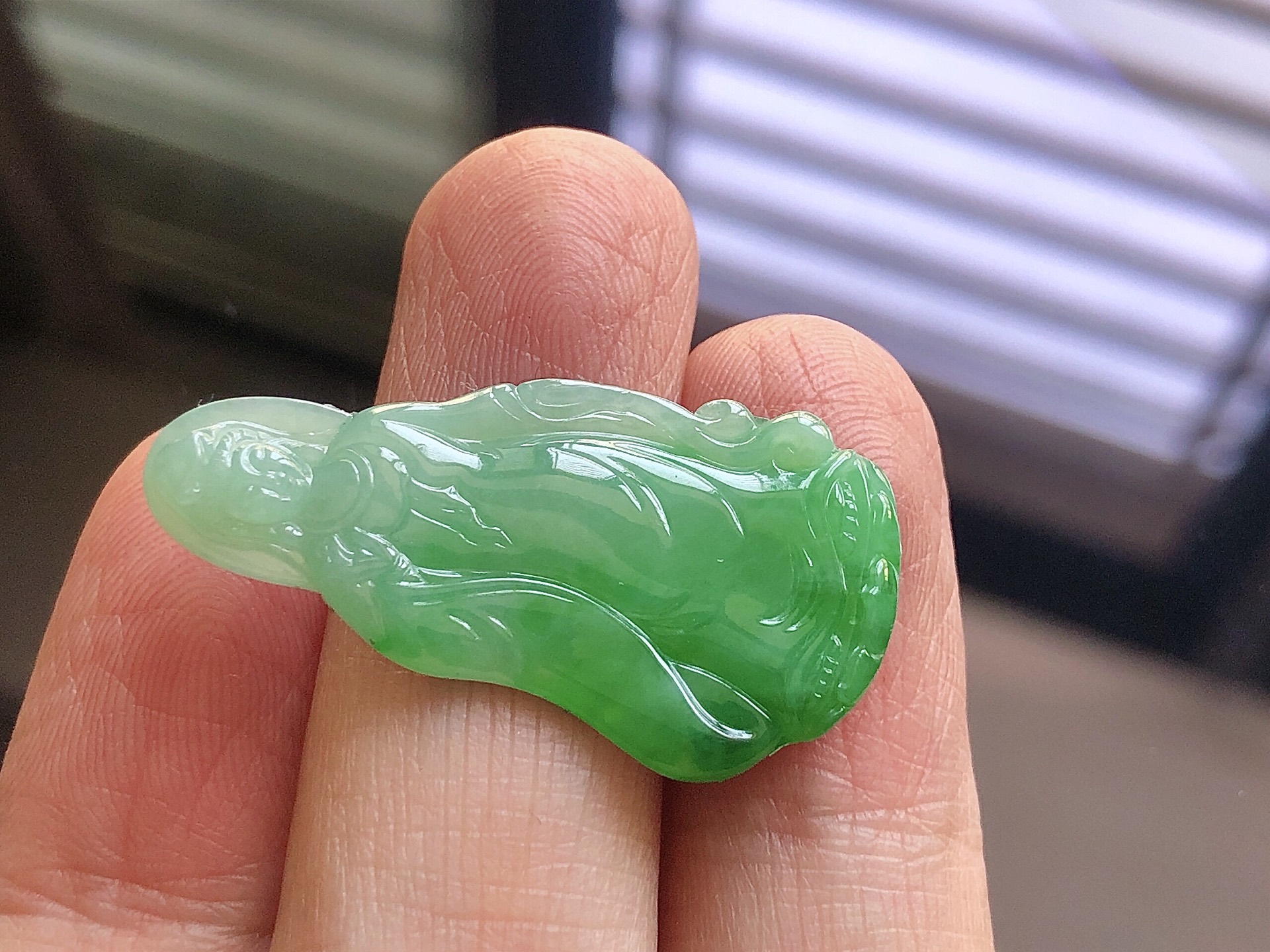 ️ 冰种阳绿观音， 色泽艳阳，通透水润，玉质细腻，雕工精湛，面相慈祥，意境祥和安宁，品相，无裂，尺