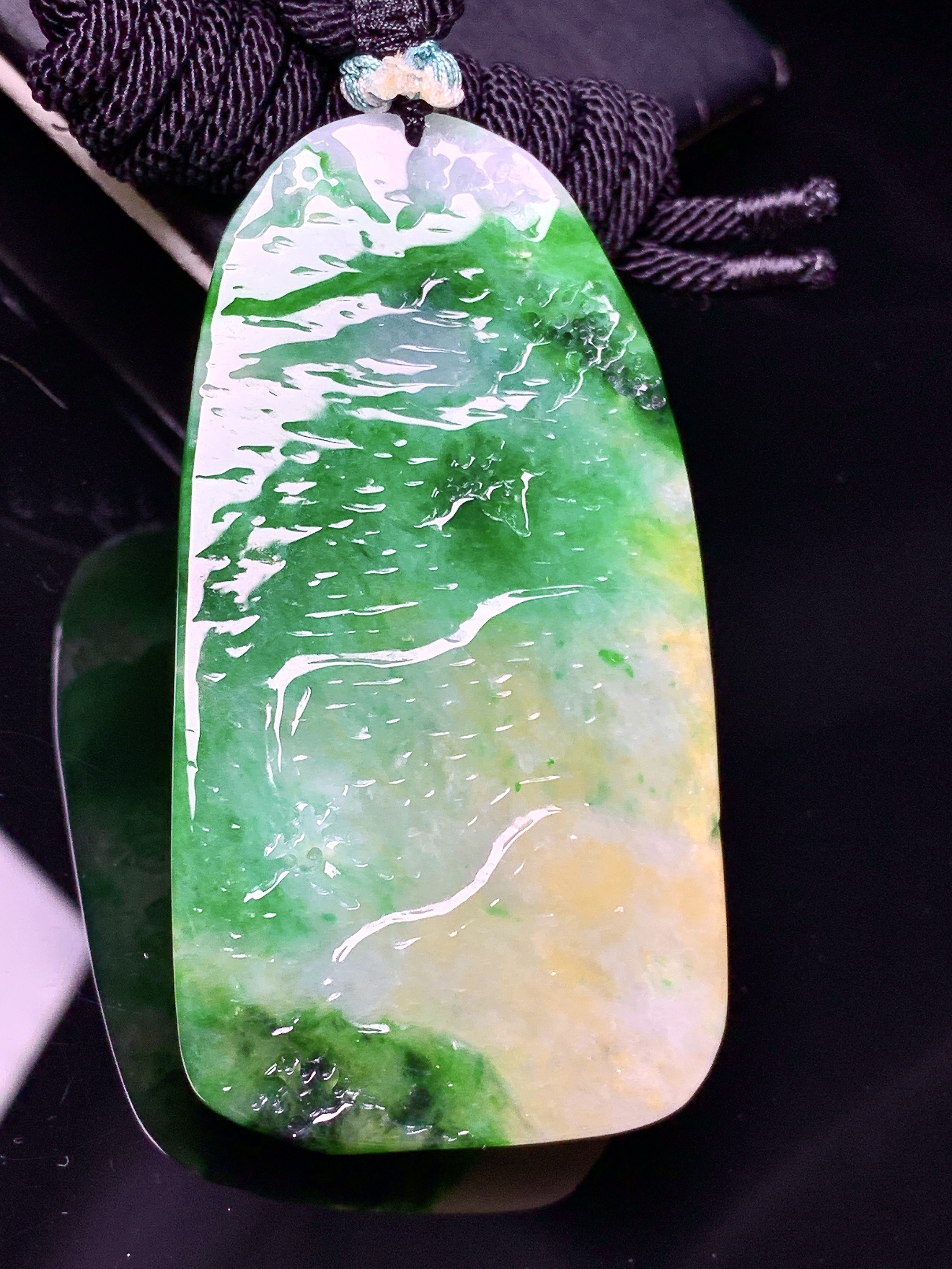 飘黄绿山水牌子吊坠 玉质细腻 色泽艳丽清新 水润亮眼 整体尺寸61*32.6*7.2 a5