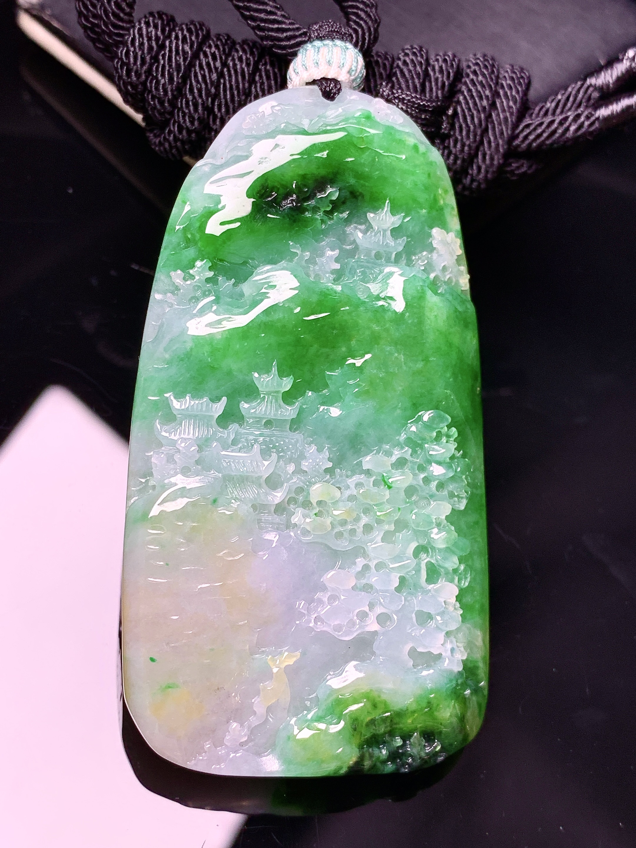 飘黄绿山水牌子吊坠 玉质细腻 色泽艳丽清新 水润亮眼 整体尺寸61*32.6*7.2 a5