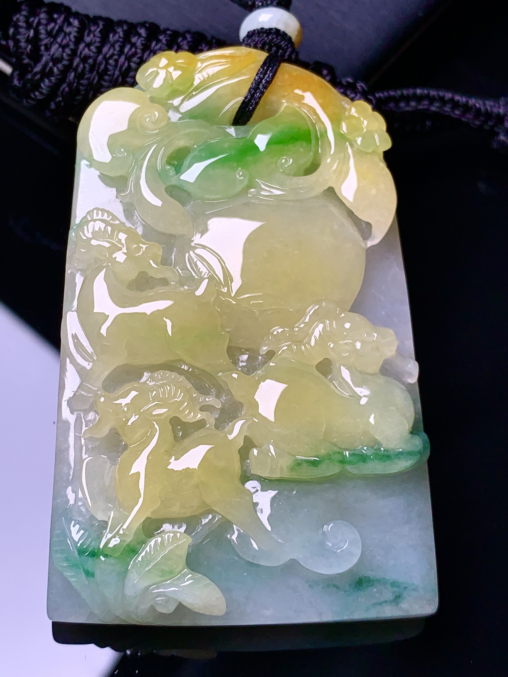 飘黄绿翡羊牌吊坠 玉质细腻 色泽艳丽清新 水润亮眼 整体尺寸60.6*38*10.5 w1