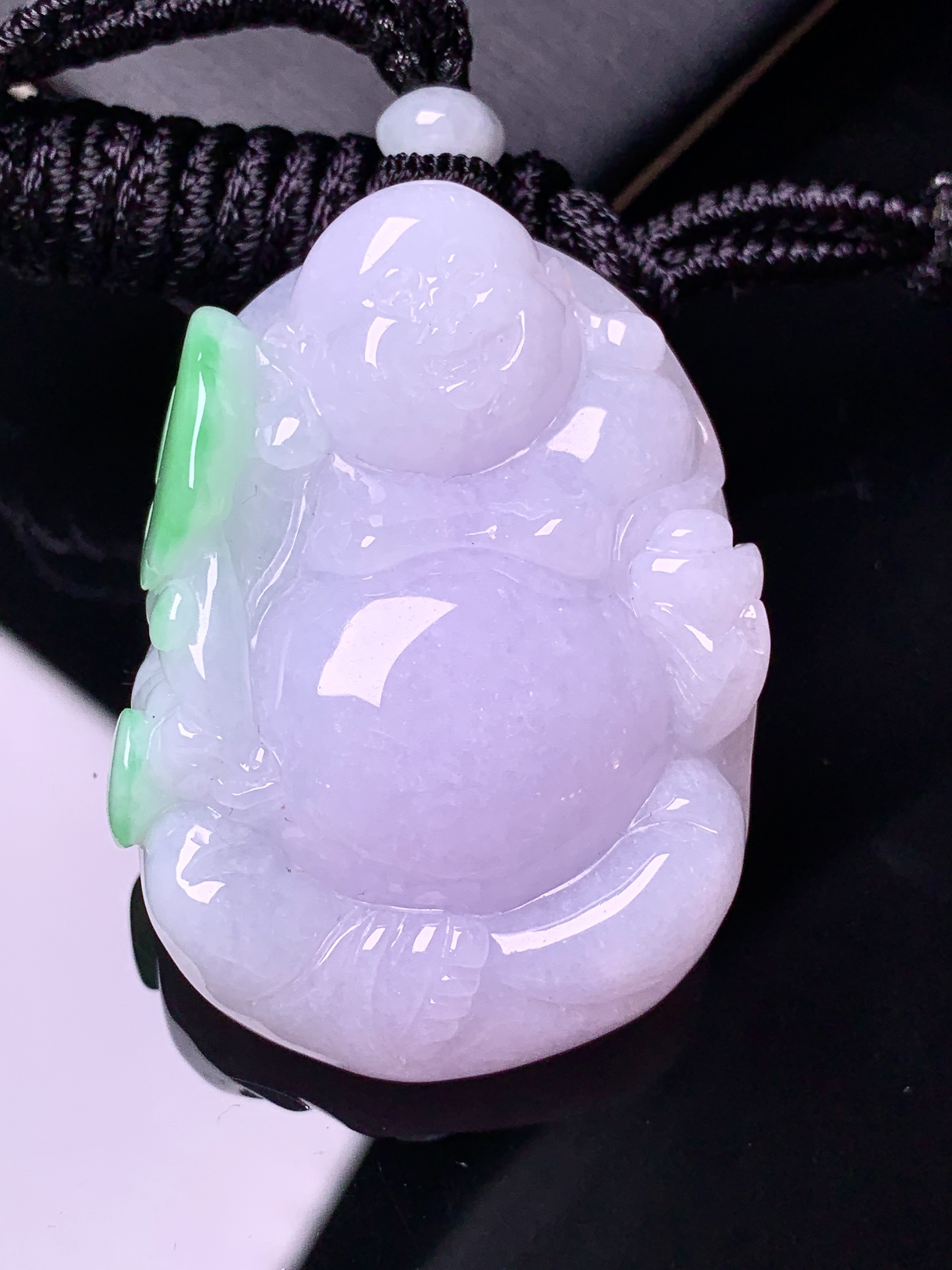 淡紫罗兰飘绿逍遥佛公吊坠 玉质细腻 色泽艳丽清新 水润亮眼 整体尺寸44.2*31.5*11.8 w
