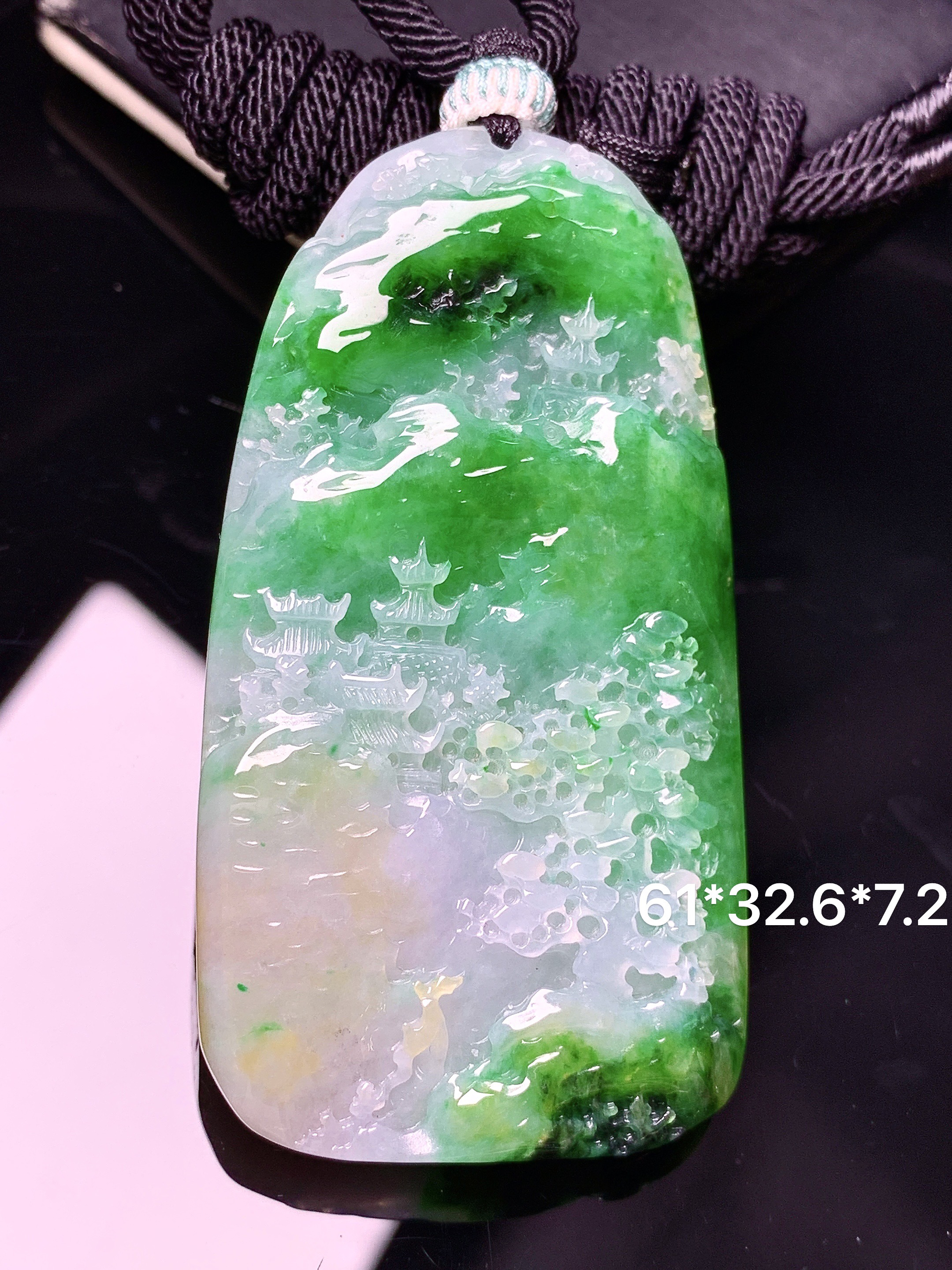 飘黄绿山水牌子吊坠 玉质细腻 色泽艳丽清新 水润亮眼 整体尺寸61*32.6*7.2 a5