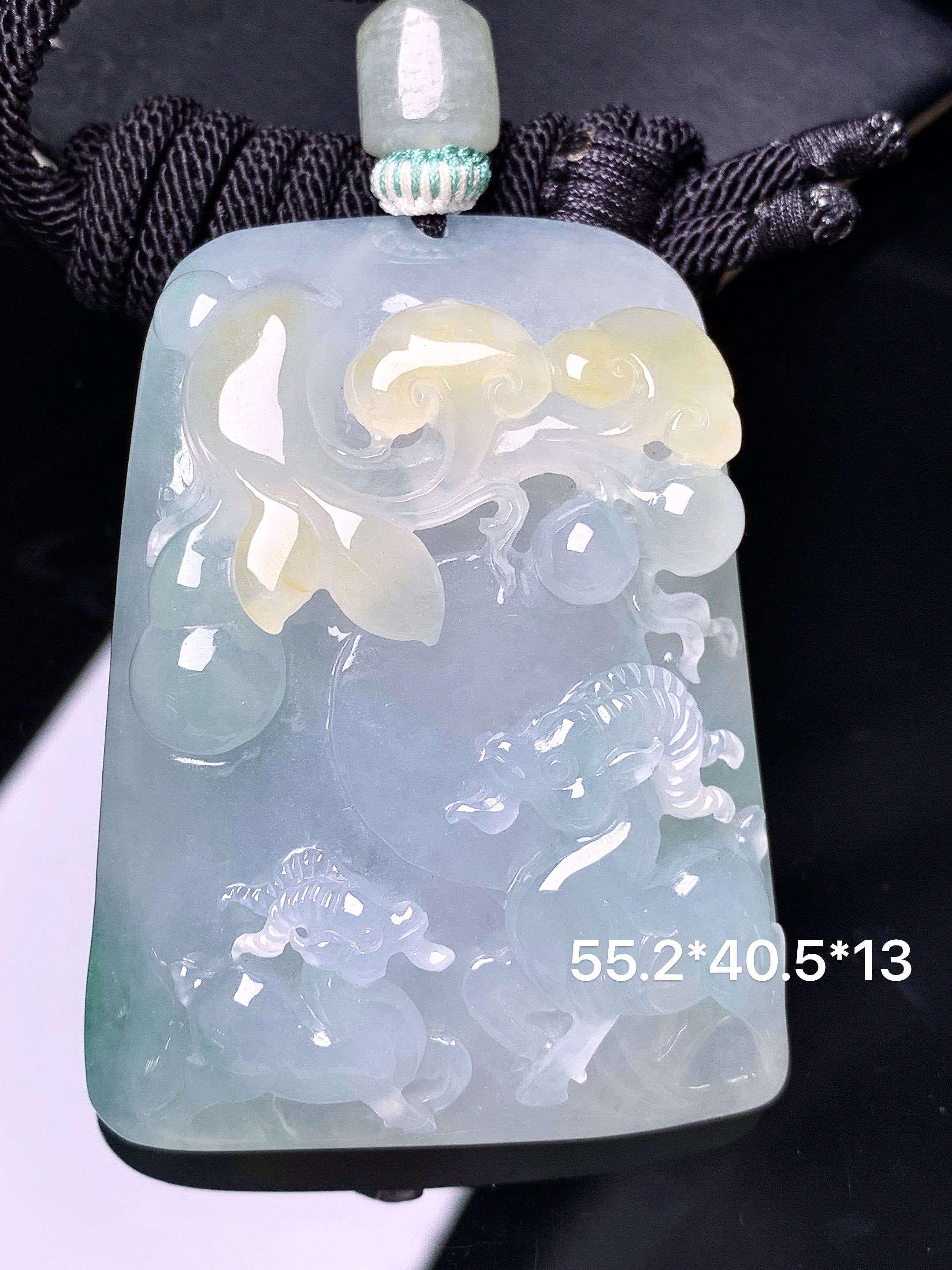 飘黄翡羊牌吊坠 玉质细腻 色泽艳丽清新 水润亮眼 整体尺寸55.2*40.5*13 a5