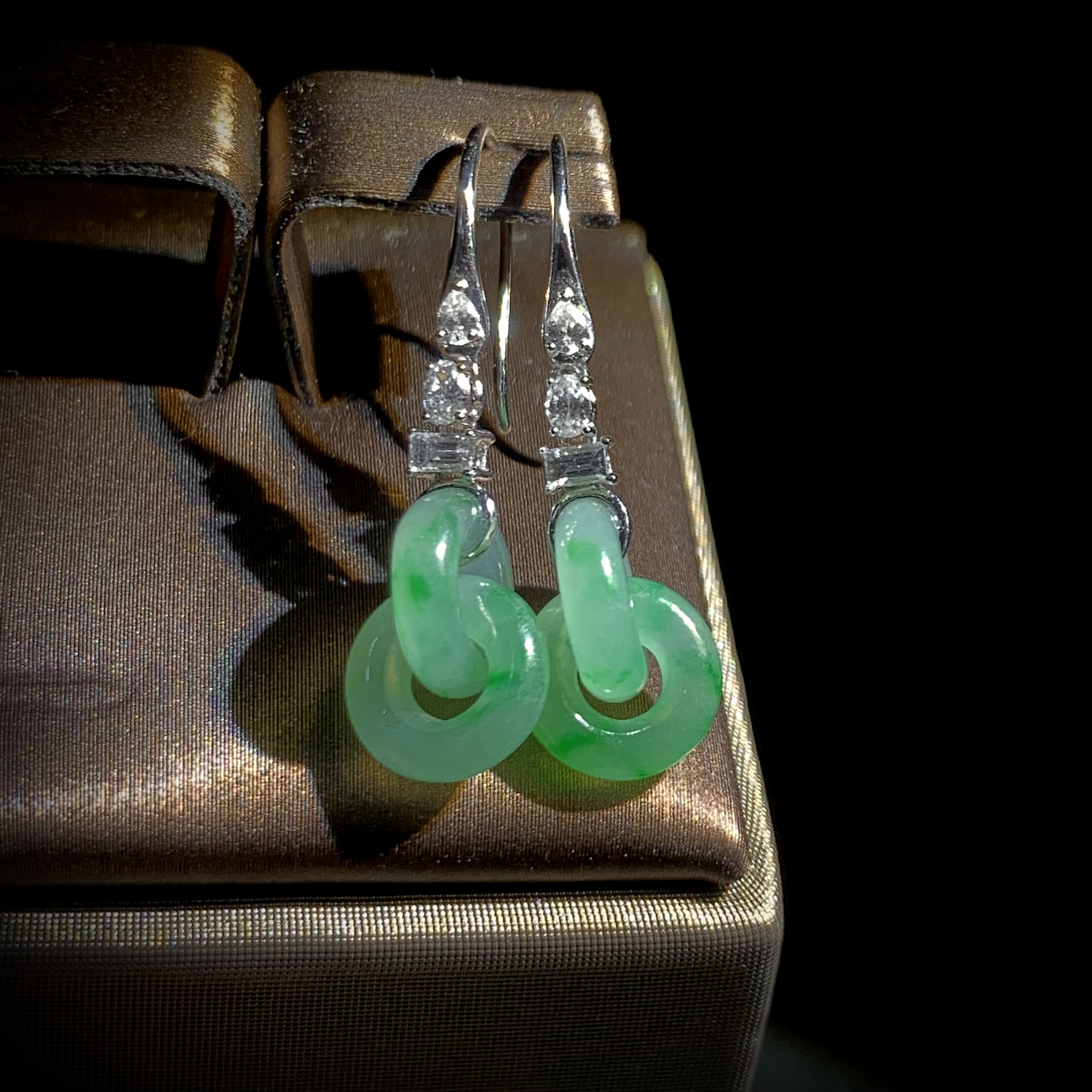 绿花环环耳坠，30-裸石12-8.8-2.8mm，
18K金，南非钻，2.63g，