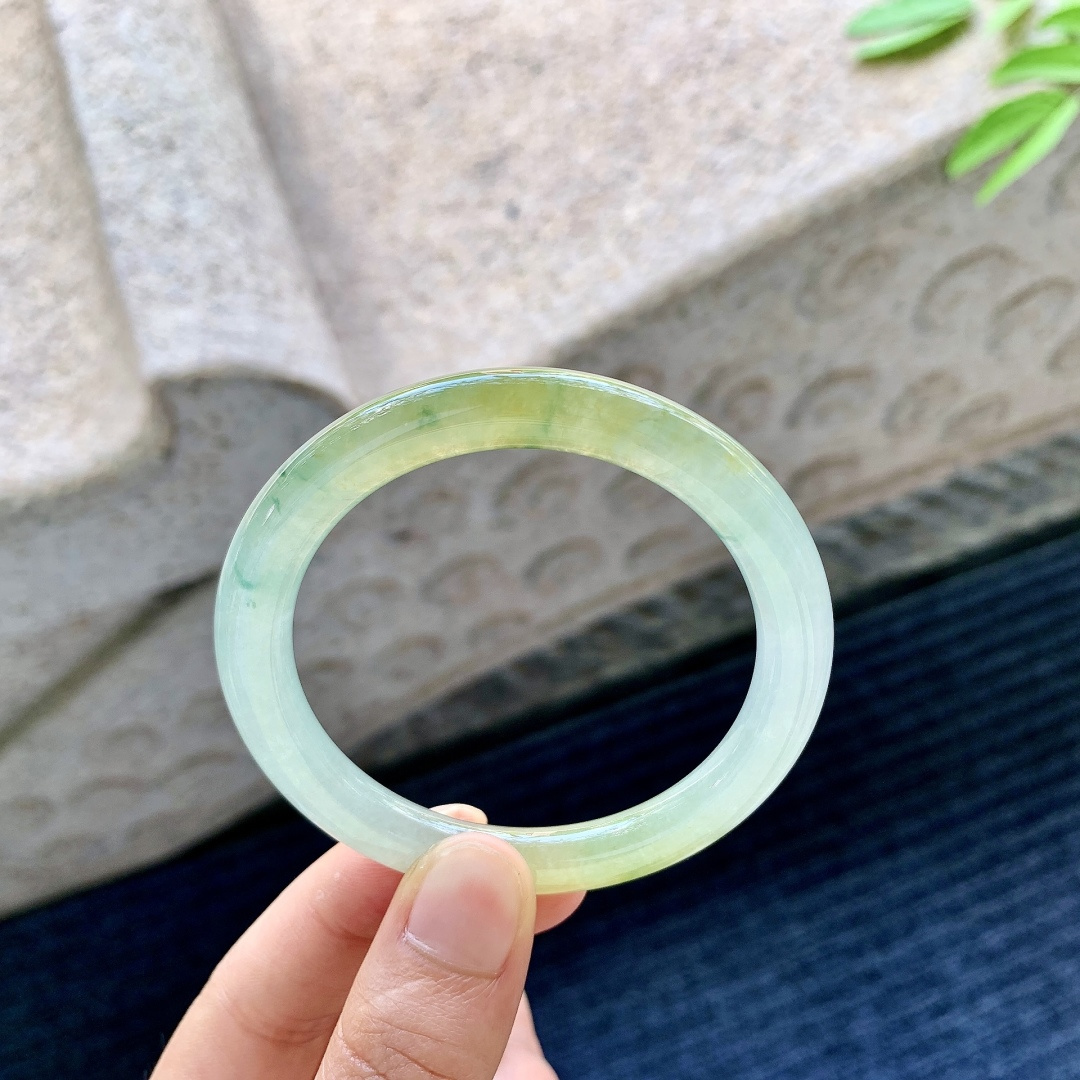圆条50 51，圈口51.5/6.9/7.9，编码C5081486，糯冰飘黄翡，水润，种老，细腻，无裂。