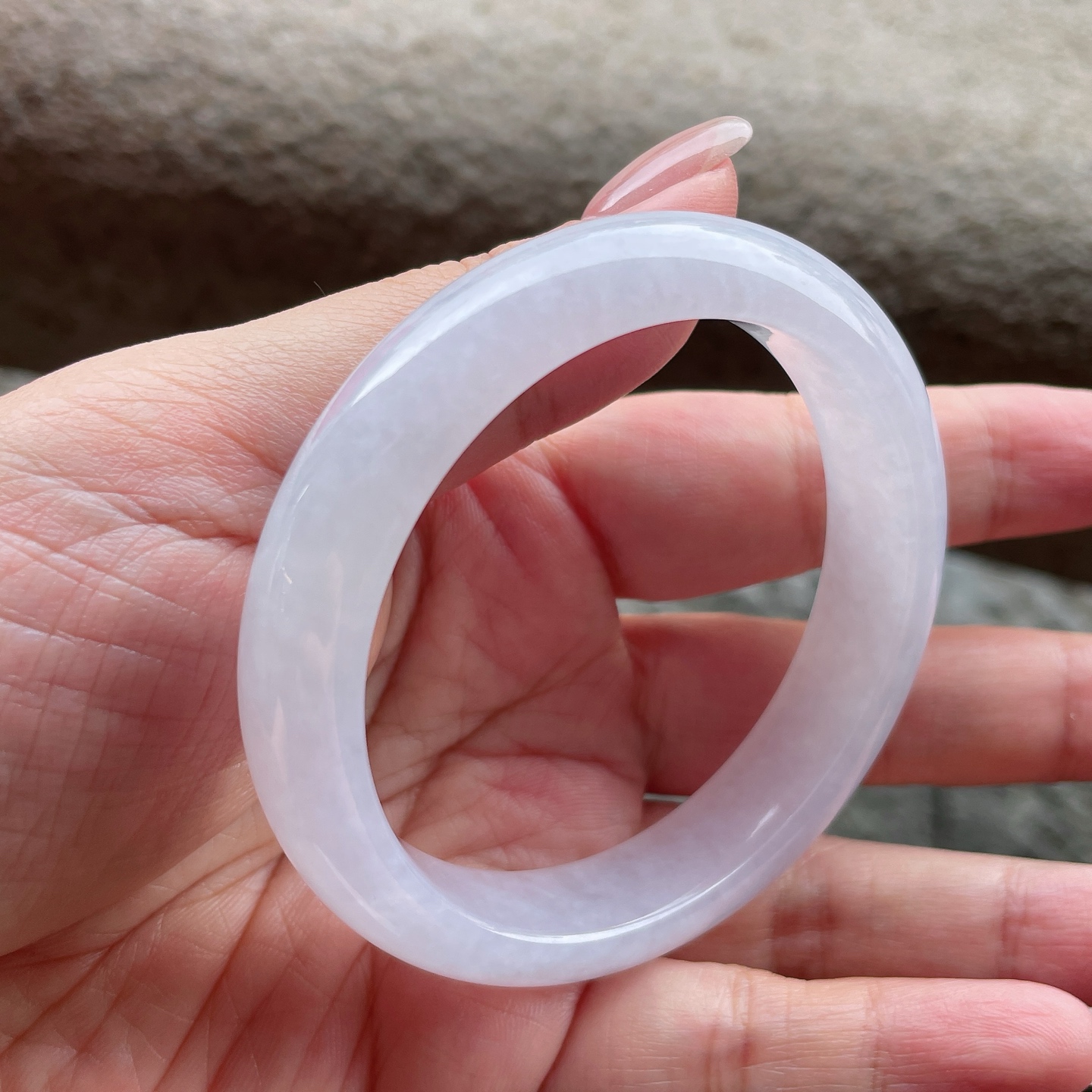 手镯正圈52 53 圈口52.9-11.8-7.6 编码0513Q10 描述冰糯白条，晶莹剔透，水润，种老，无裂