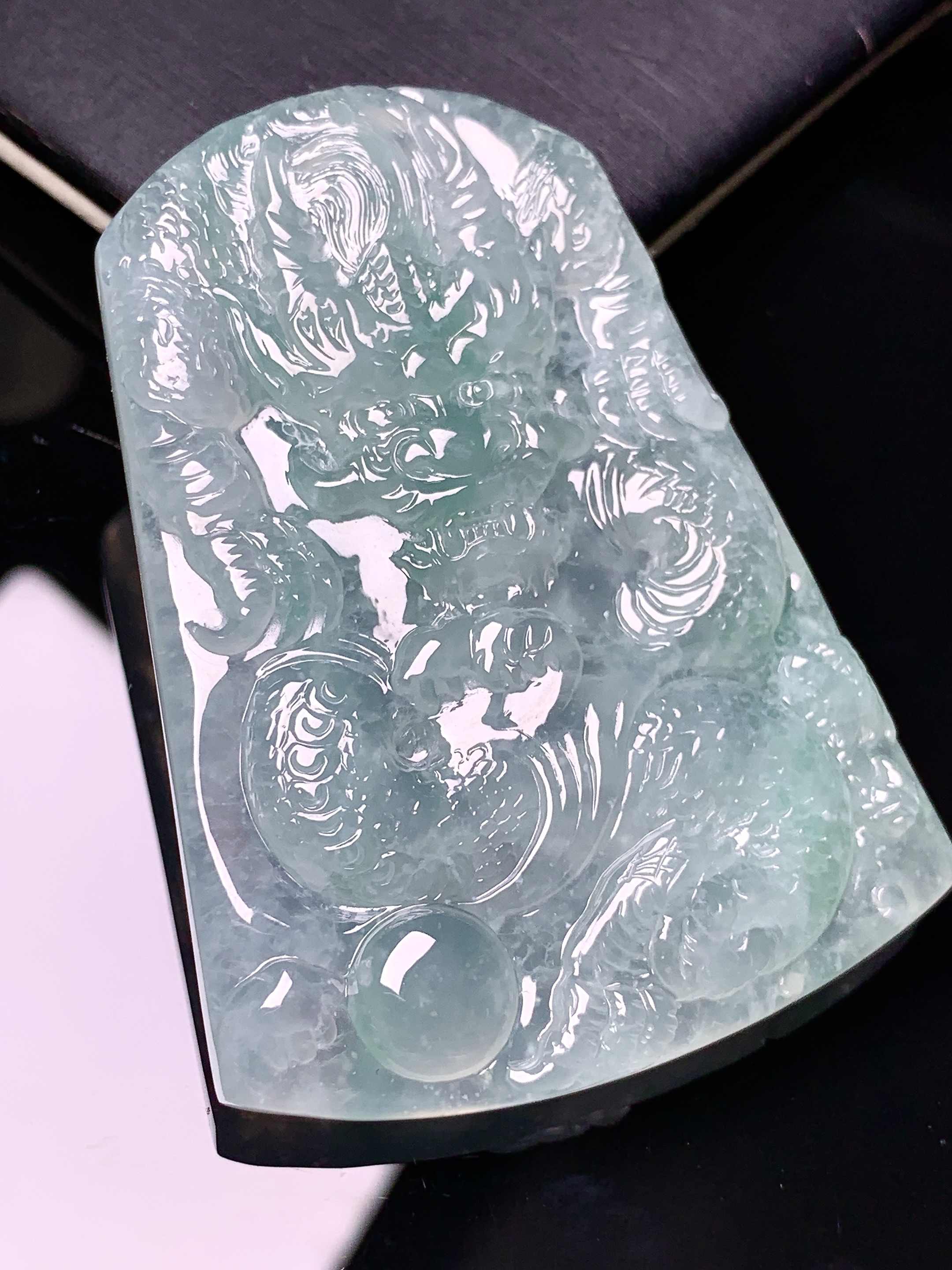 冰种飘绿龙牌吊坠 玉质细腻 色泽艳丽清新 水润亮眼 整体尺寸57*42*7.2 x7