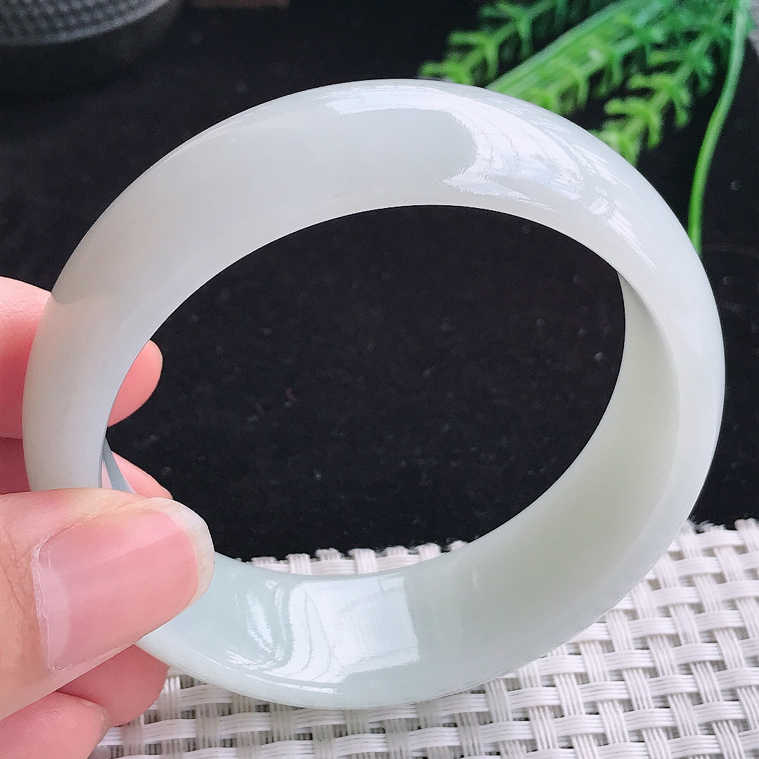 实拍a货翡翠57/20/8轮胎镯老坑秀气温润浅绿色手镯宽边玉手镯