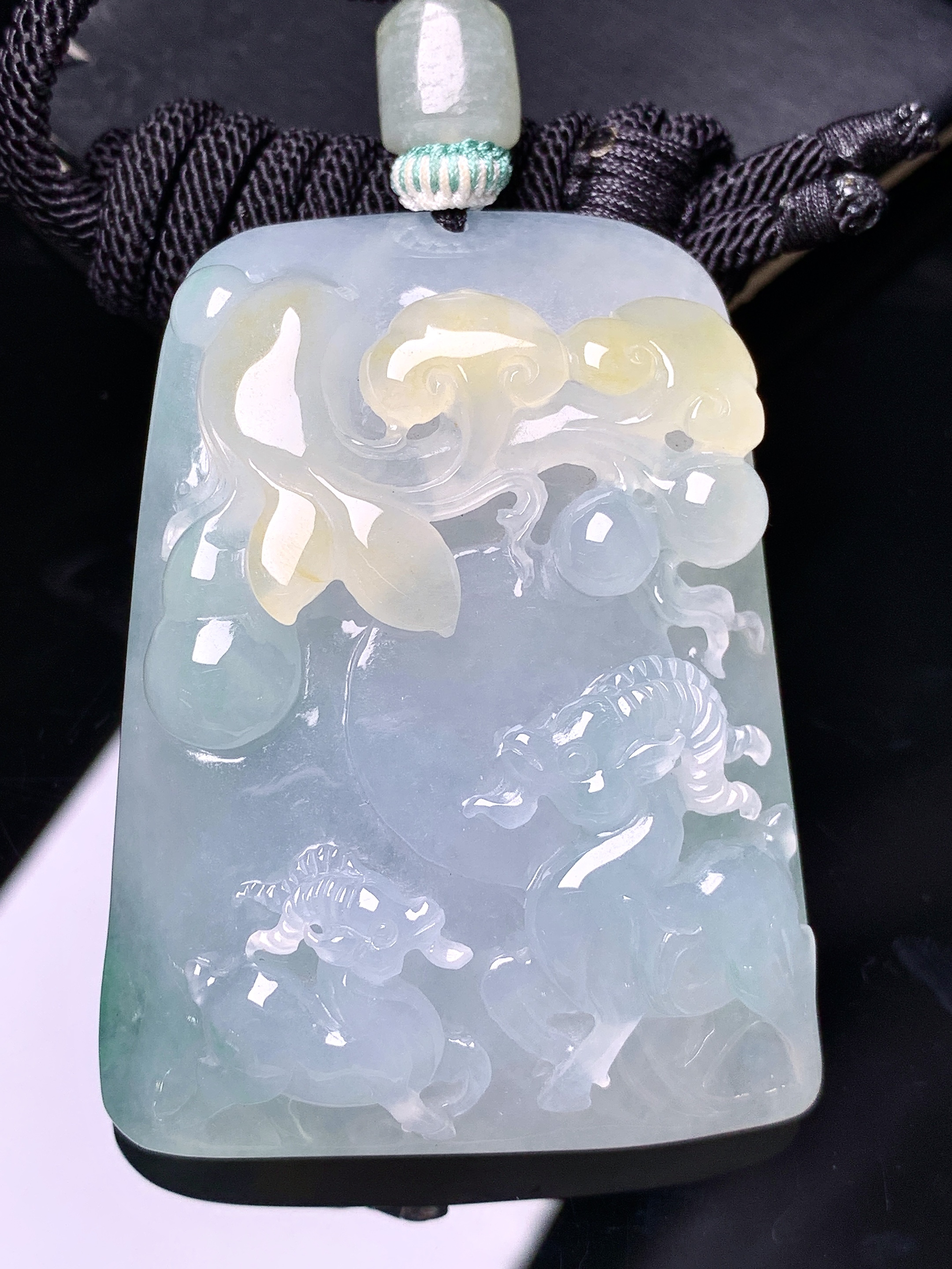 飘黄翡羊牌吊坠 玉质细腻 色泽艳丽清新 水润亮眼 整体尺寸55.2*40.5*13 a5