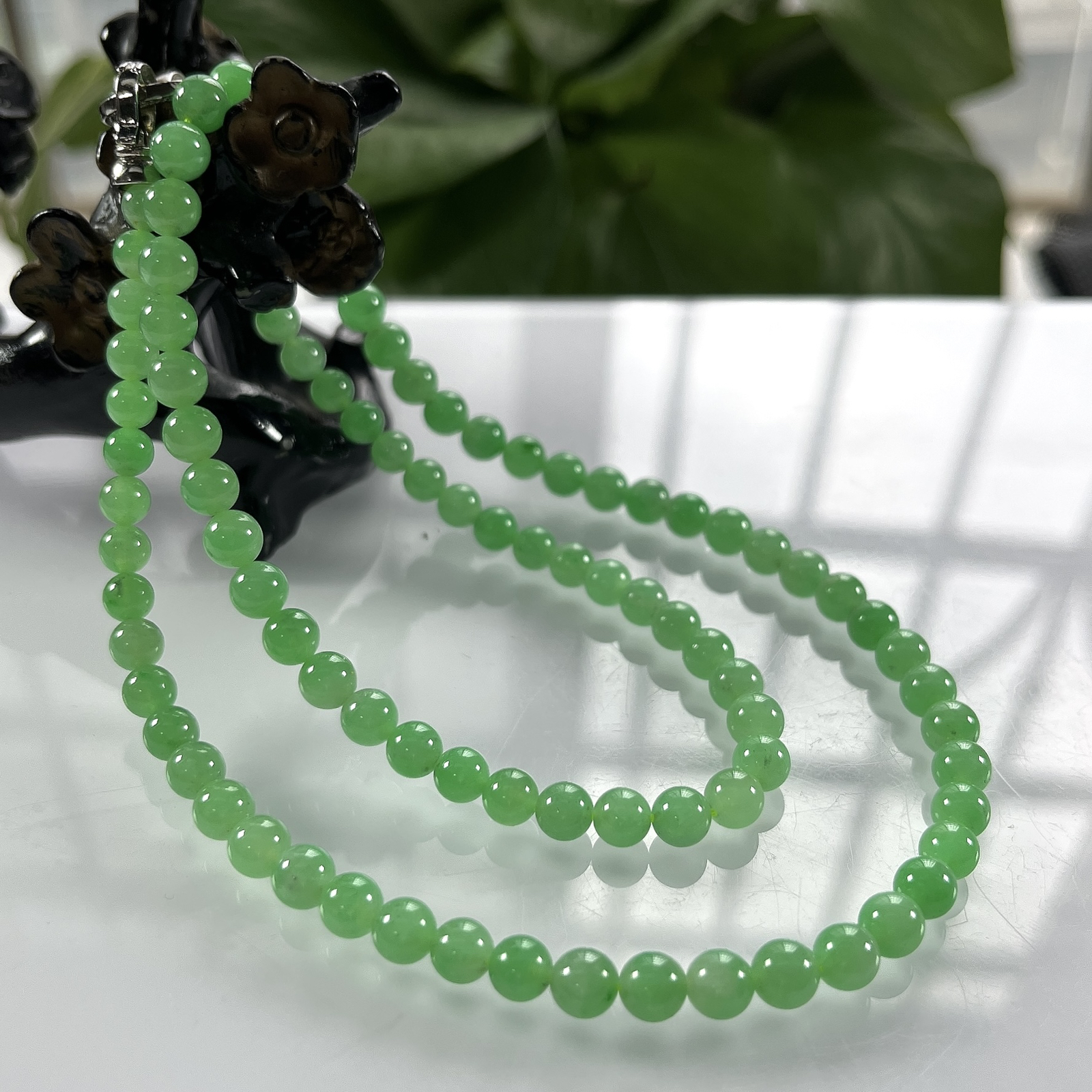 收藏级别，缅甸天然翡翠A货，卡6高冰种起胶满绿阳绿圆珠微塔珠项链手链，尺寸：大珠6mm～小珠5.3mm/94颗，长度540mm，重量：32.48g
